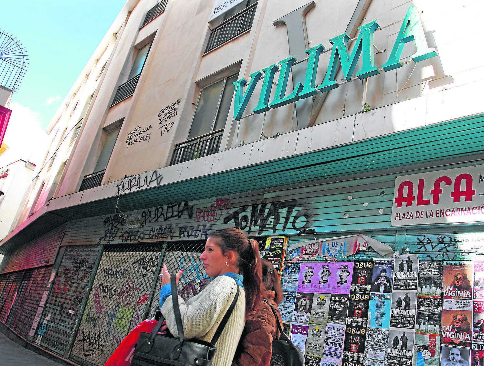 Fachada principal del antiguo establecimiento comercial de Vilima.