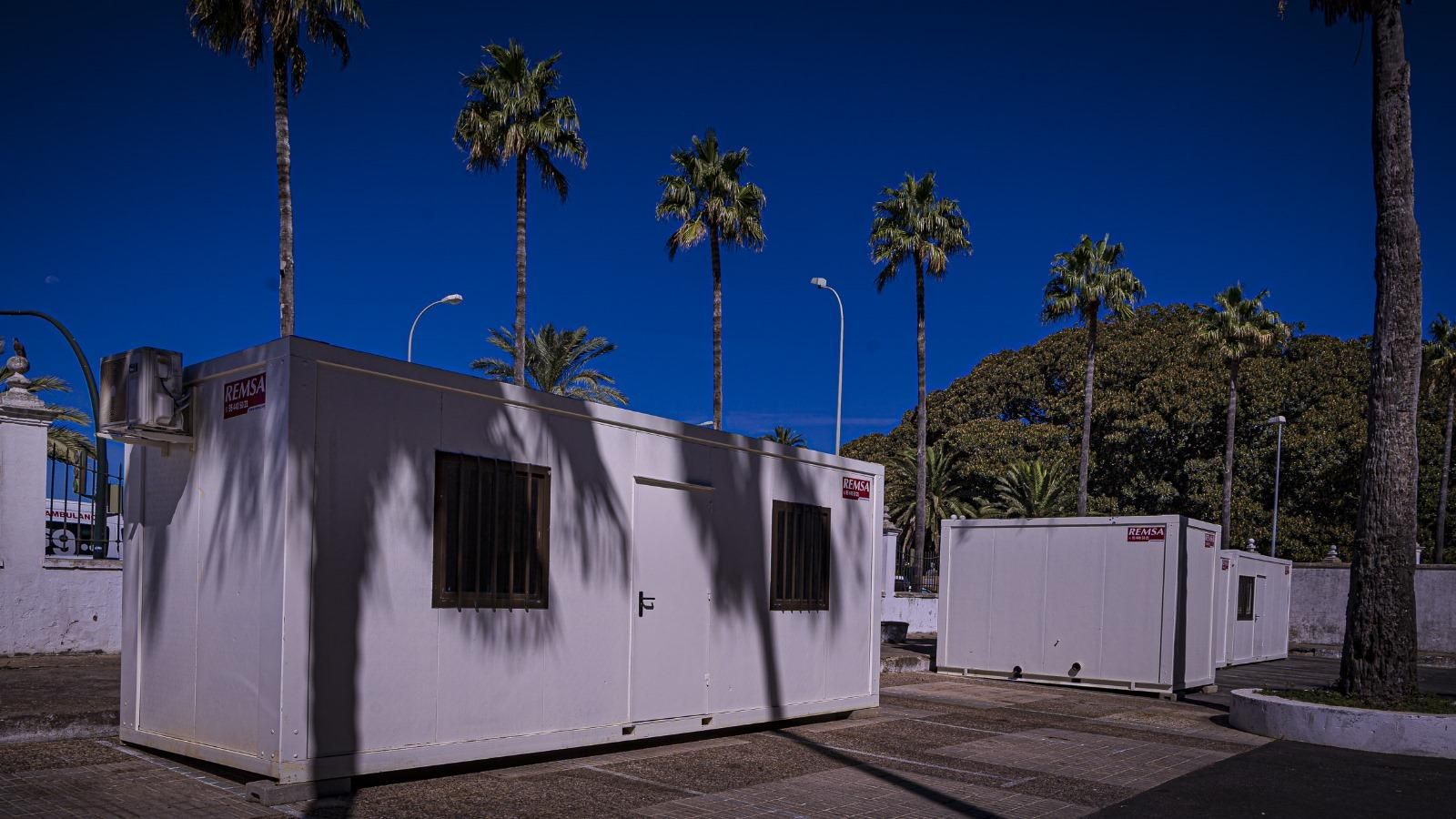 Casetas de obras en Valcárcel, signo inequívoco del inicio de la rehabilitación del edificio.
