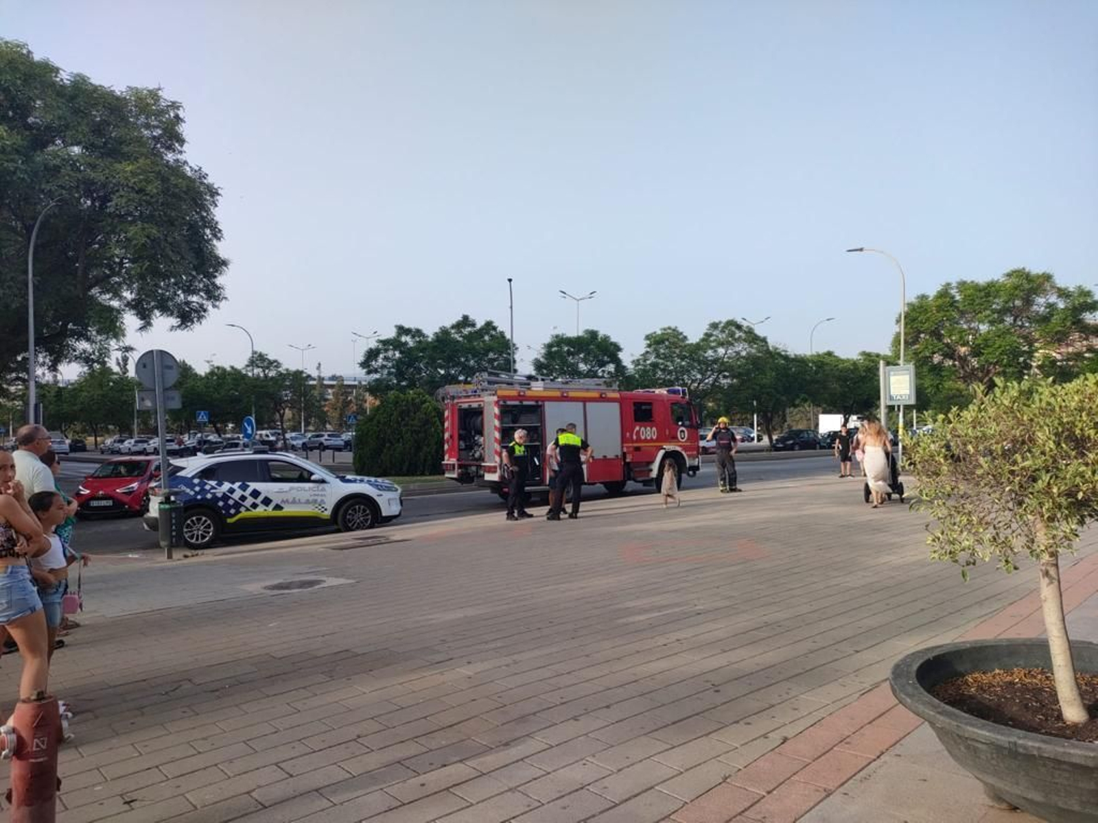 Un camión de bomberos junto a un vehículo de la Policía Local en el centro comercial Bahía Málaga.