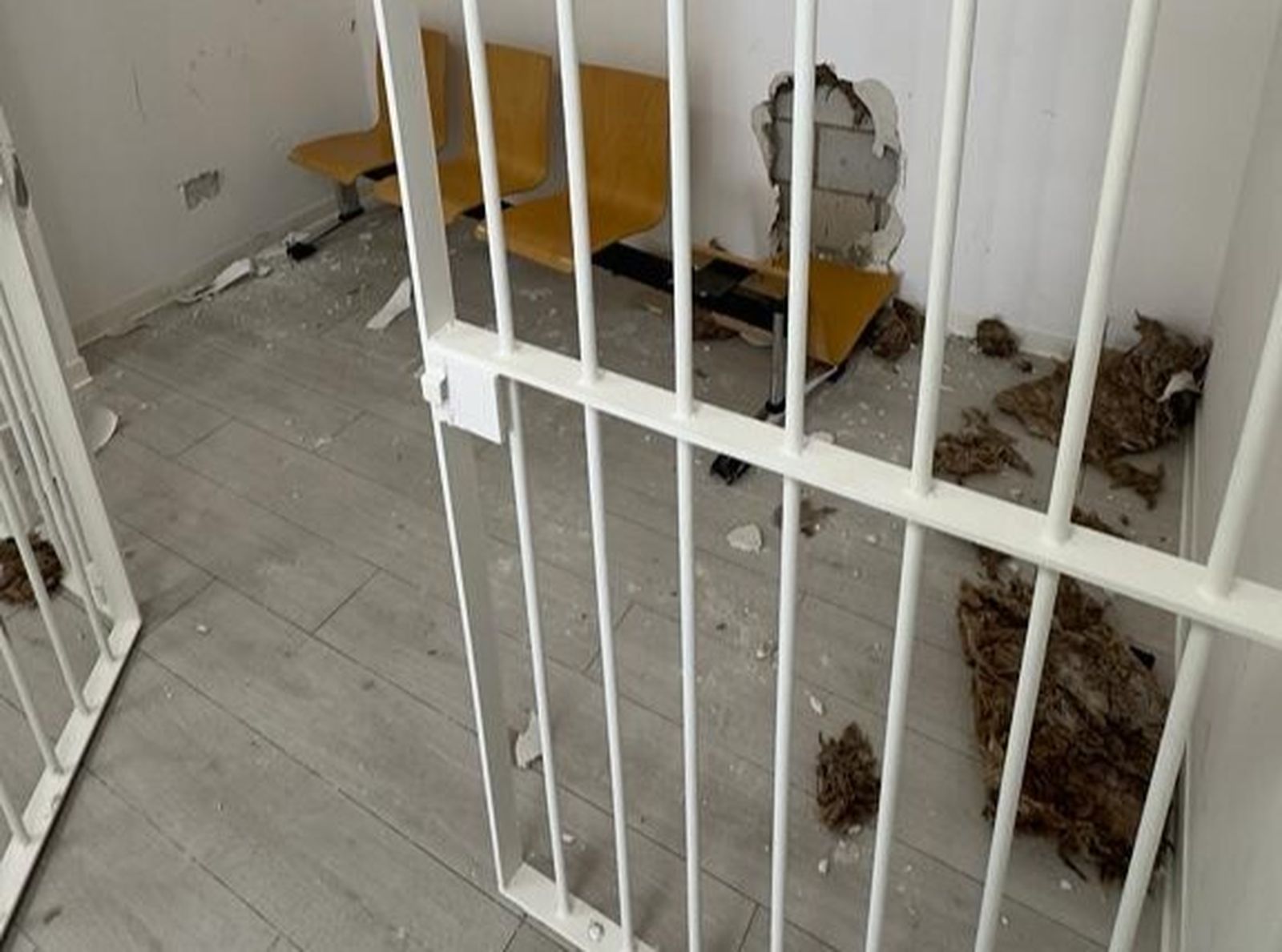 Los daños causados en el calabozo de Ayamonte.