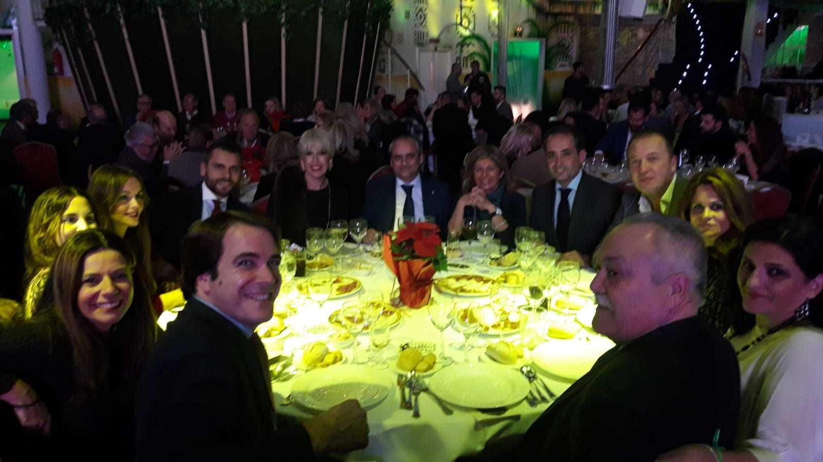 El Gran Visir Rafael Mateos, con los Reyes Magos 2019, anteriores emisarios reales y miembros del PP, en la cena benéfica.