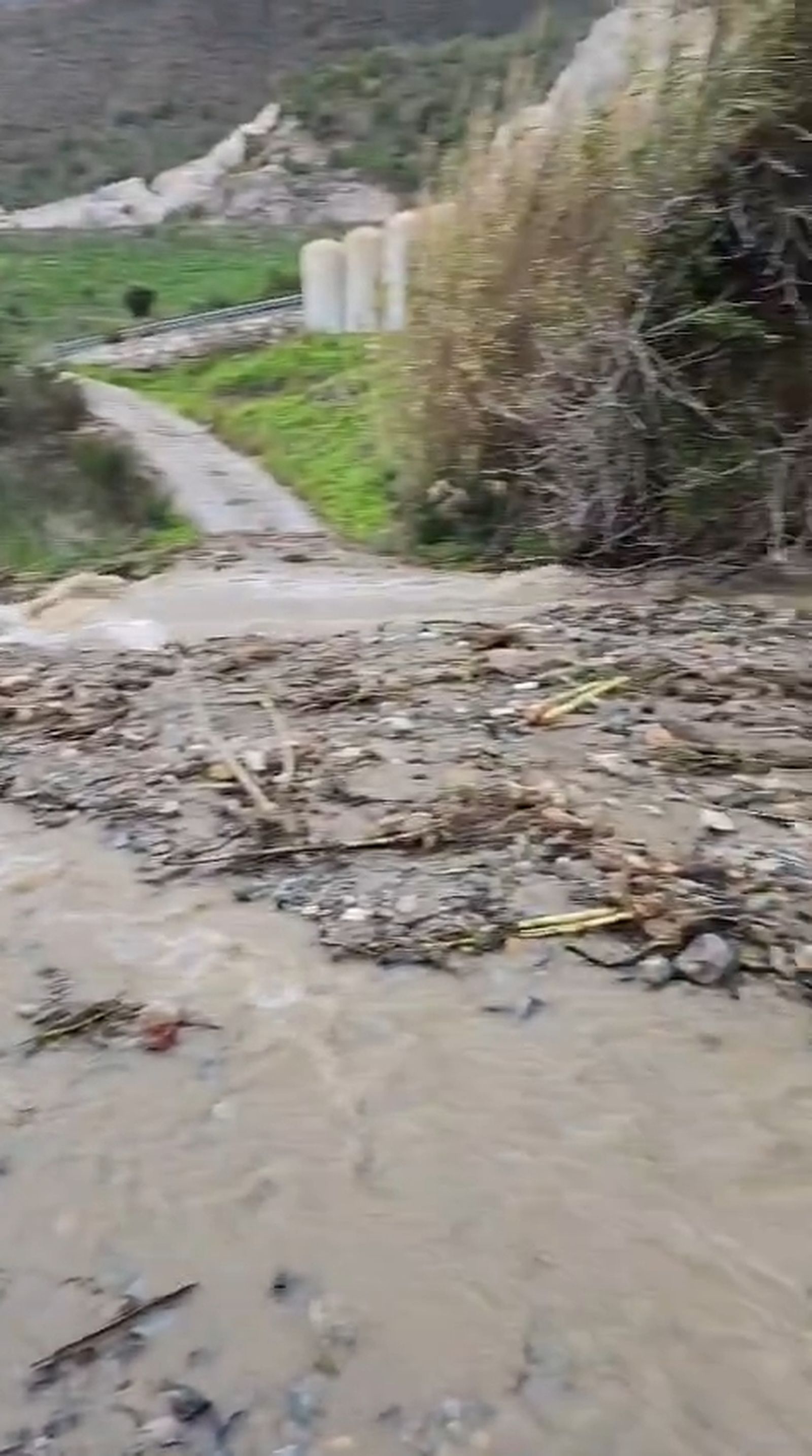 Una decena de vecinos de Nerja quedan incomunicados tras la borrasca