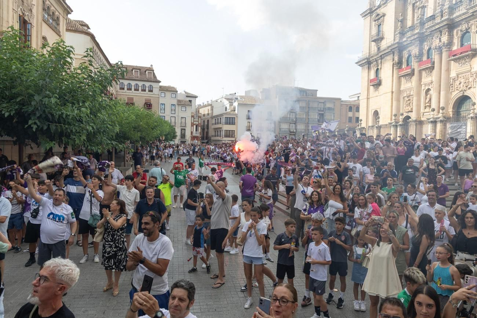 La fiesta por el ascenso del Real Jaén en La Plaza de Santa María y el Ayuntamiento