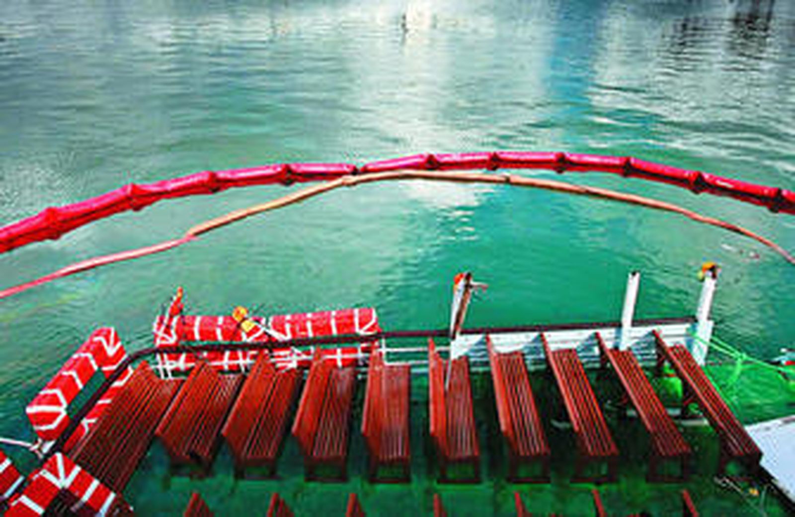 Imagen de la cubierta superior del barco que permanece flotando sobre el mar del Puerto de Cádiz.