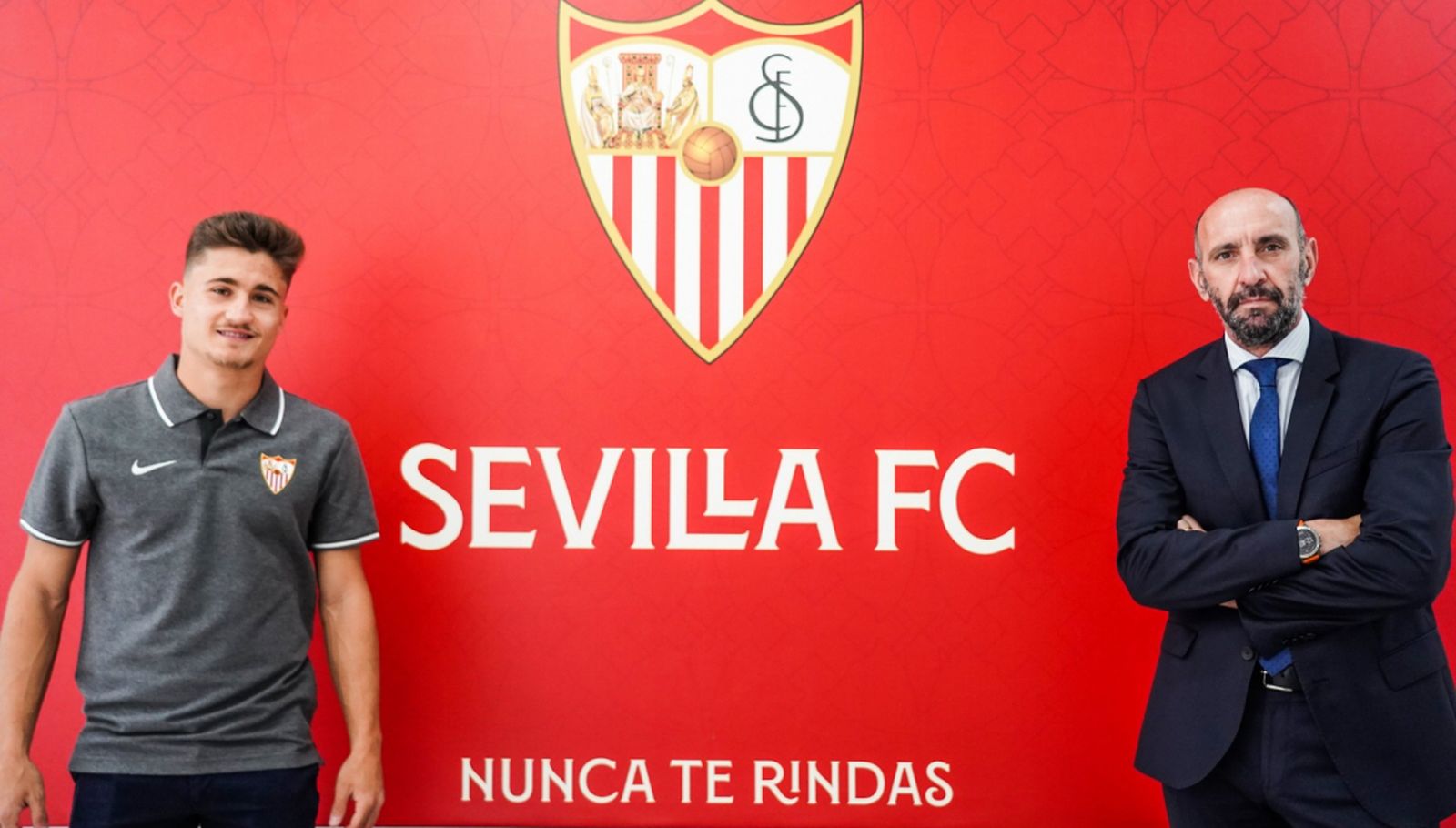 Iván Romero, junto a Monchi tras renovar su contrato.