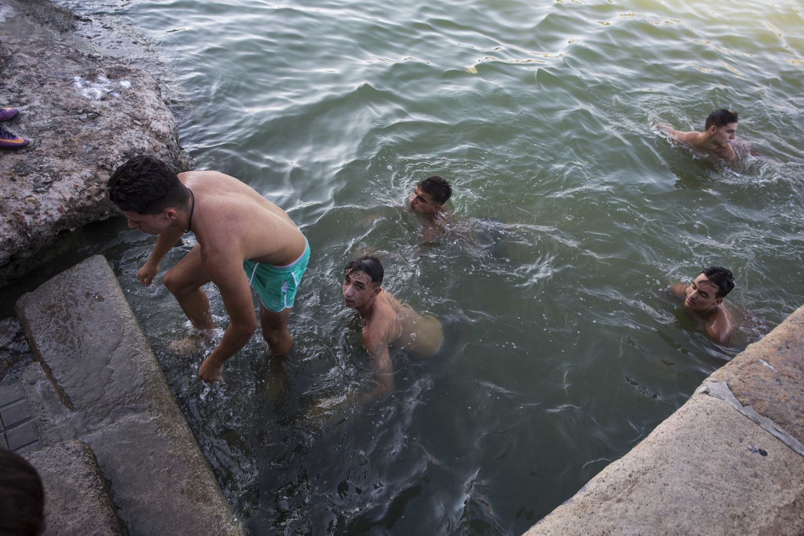 La cucaña de la Velá de Triana, en imágenes