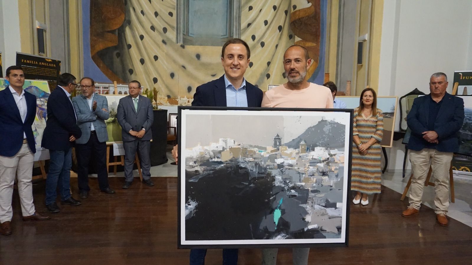 El alcalde junto al ganador del primer premio del certamen.