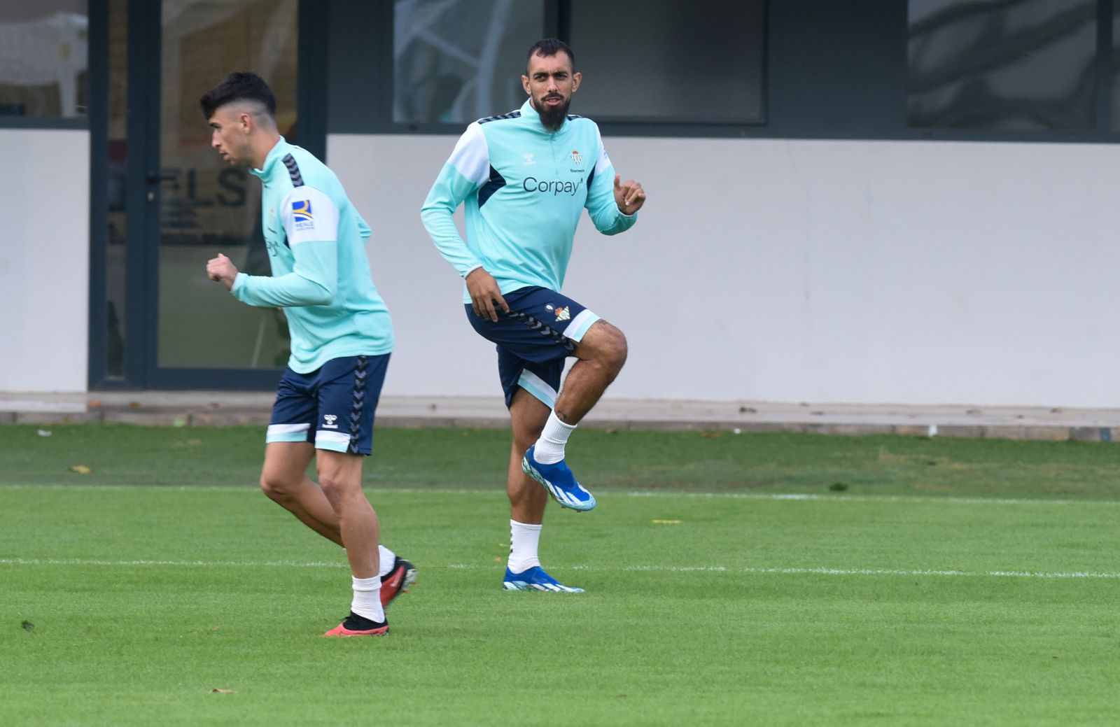 Borja Iglesias y Marc Roca se ejercitan en la ciudad deportiva.