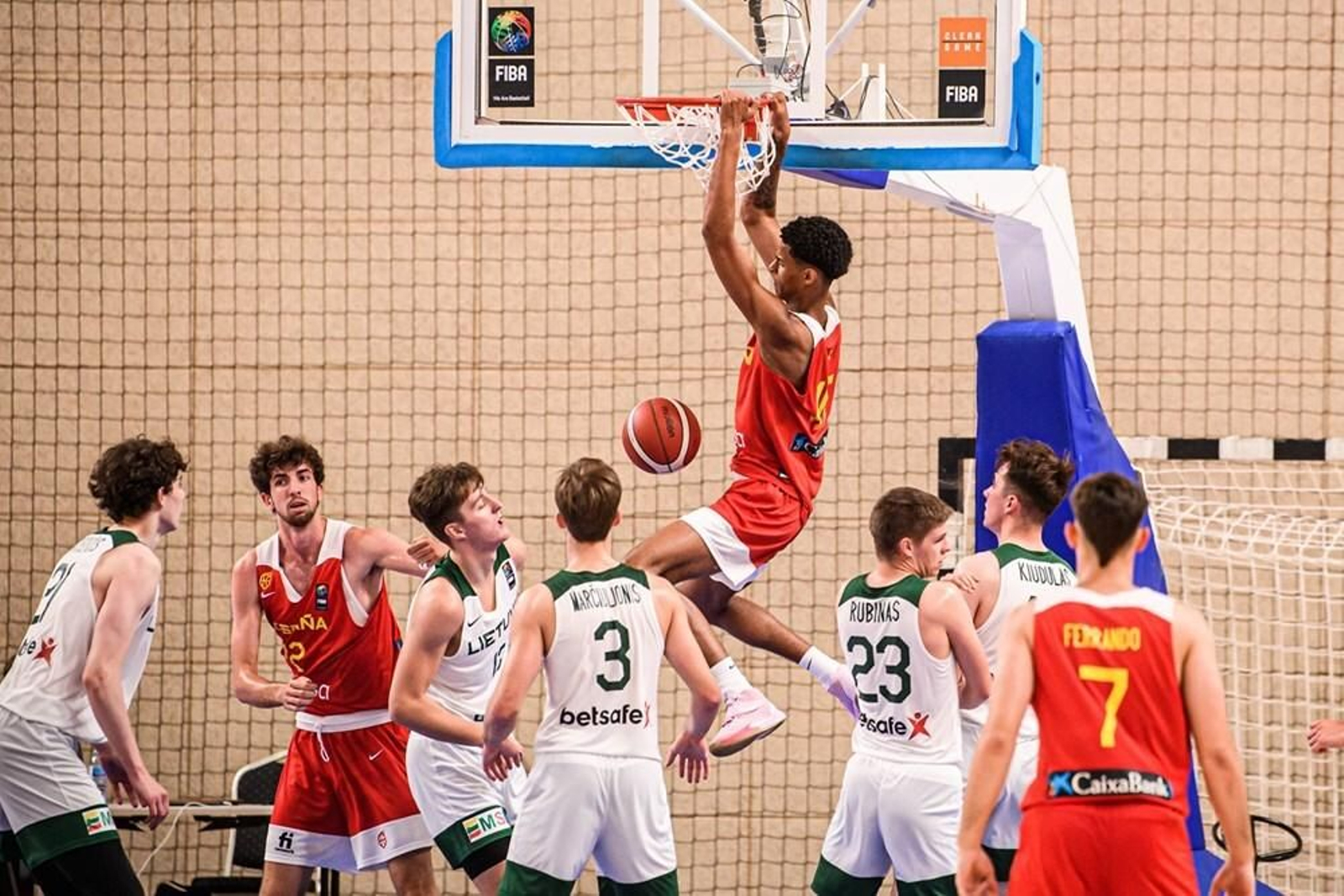 Partido entre los dos equipos en la fase de grupos.