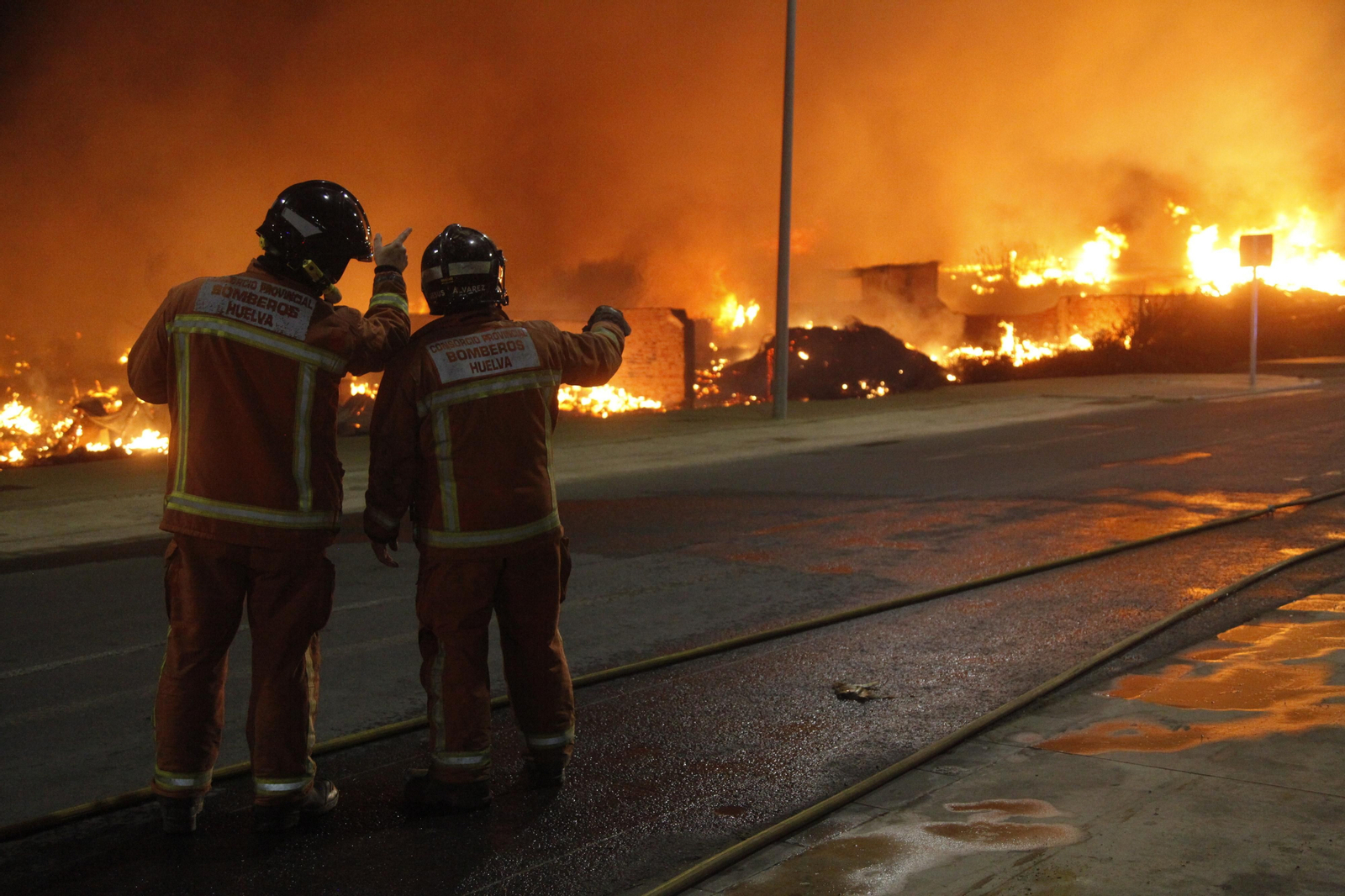 Un incendio obliga a evacuar un asentamiento chabolista en Lepe.