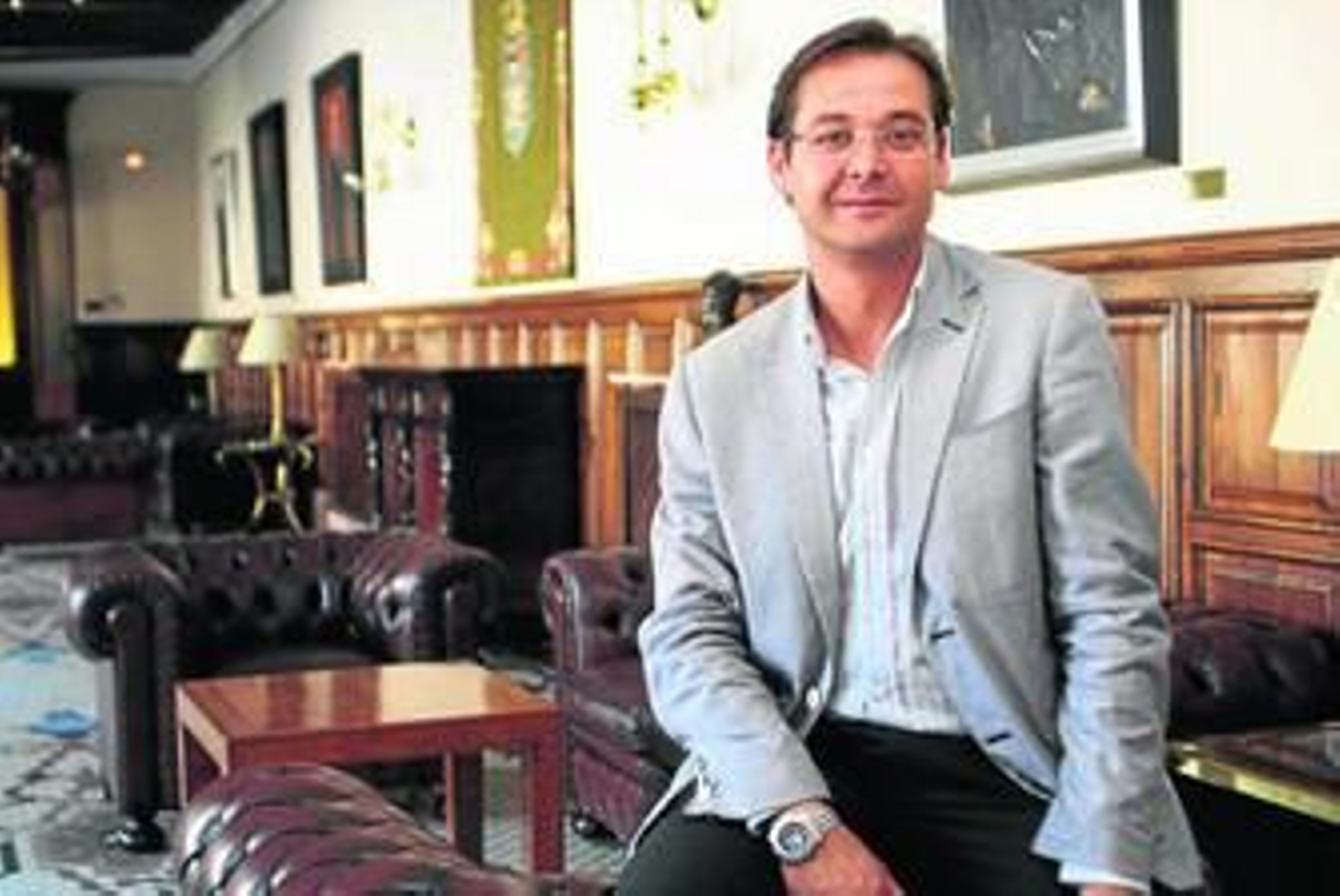 Antonio Granados posa en una de las estancias del Ayuntamiento de Granada.