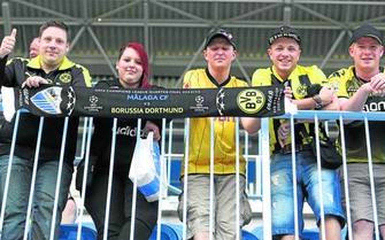 Aficionados del Borussia Dortmund presencian el entrenamiento de su equipo ayer.