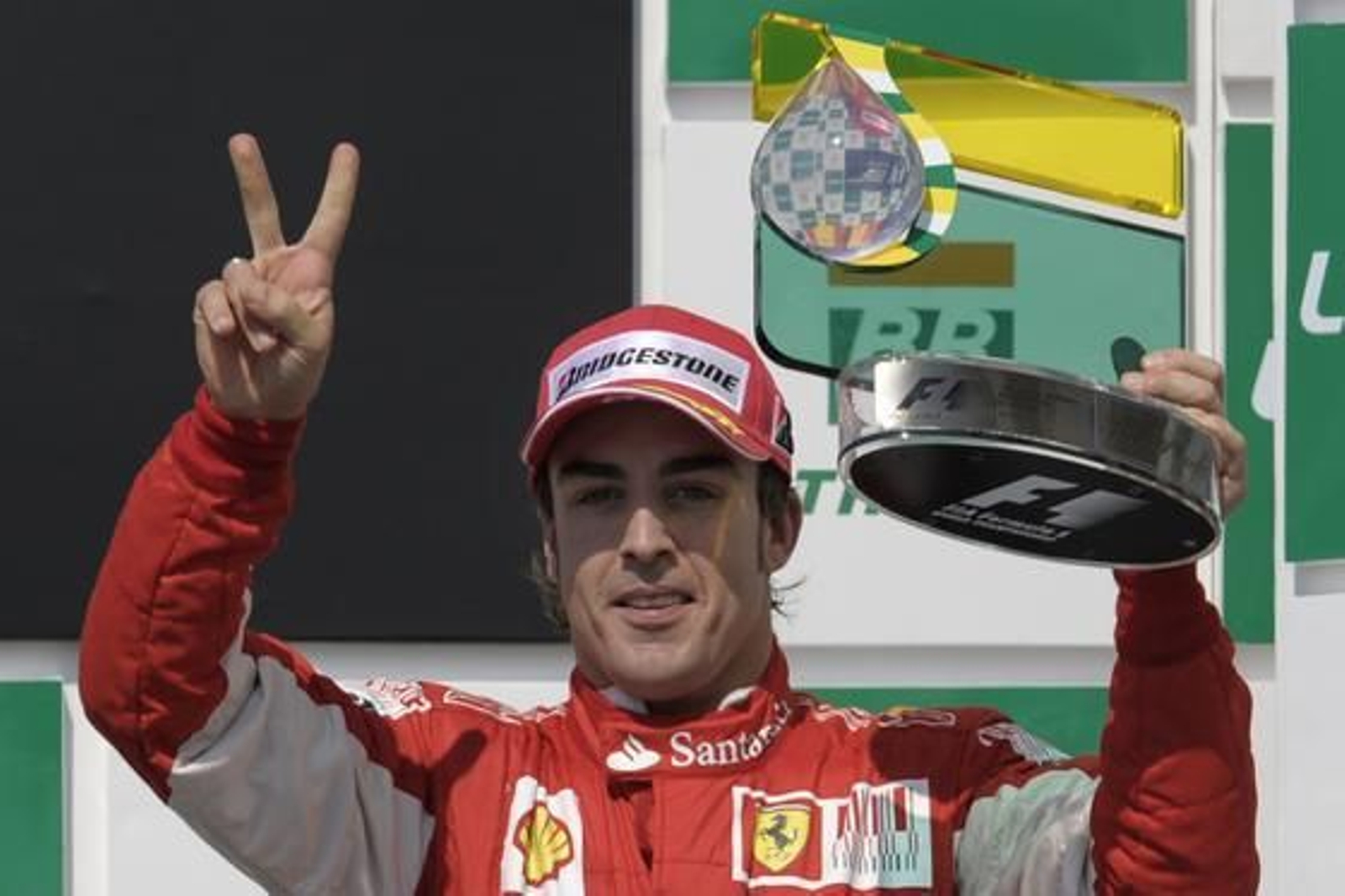 Vettel gana en Interlagos por delante de Webber y Alonso. / AFP