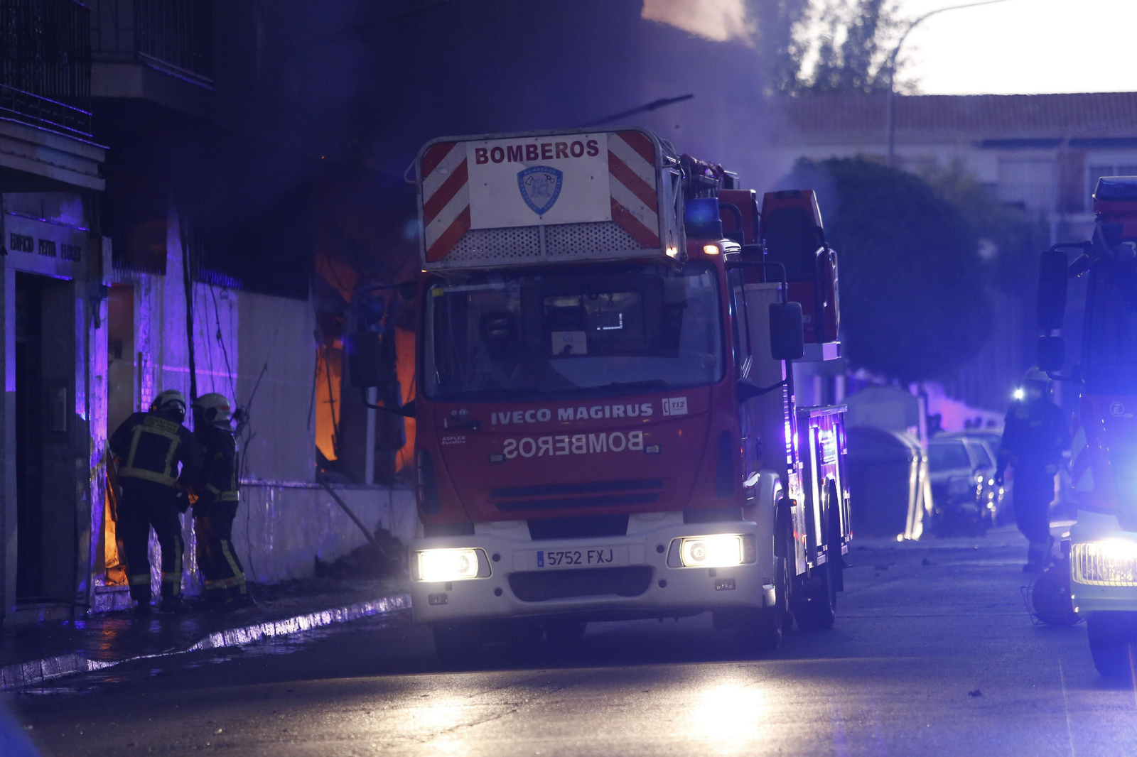 Incendio de un edificio de 18 viviendas en Ronda, en fotos