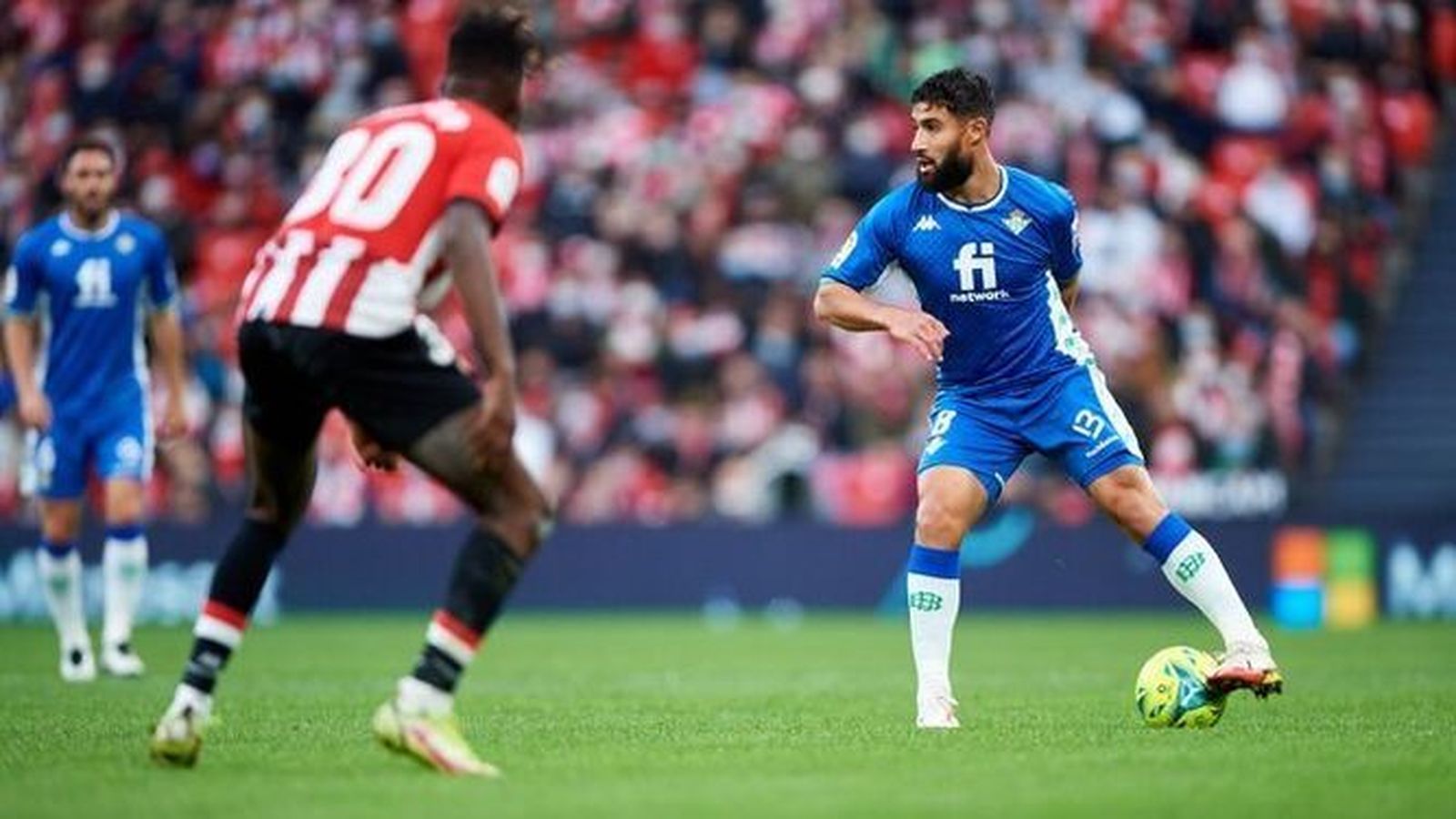 Fekir busca una salida a su jugada ante Nico Williams.