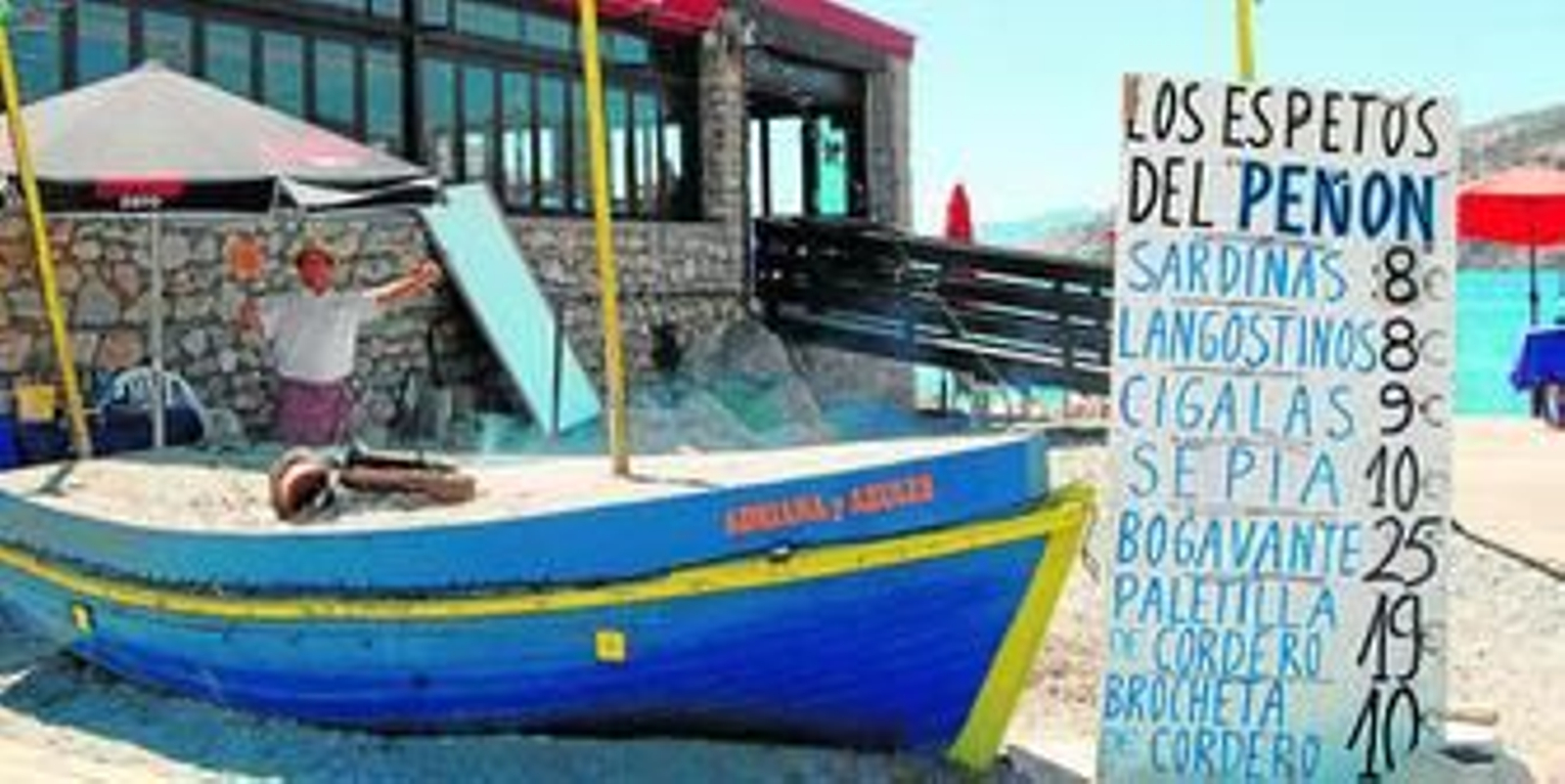 Una imagen tradicional: un chiringuito de la Costa Tropical con su asadero de pescados en el exterior.