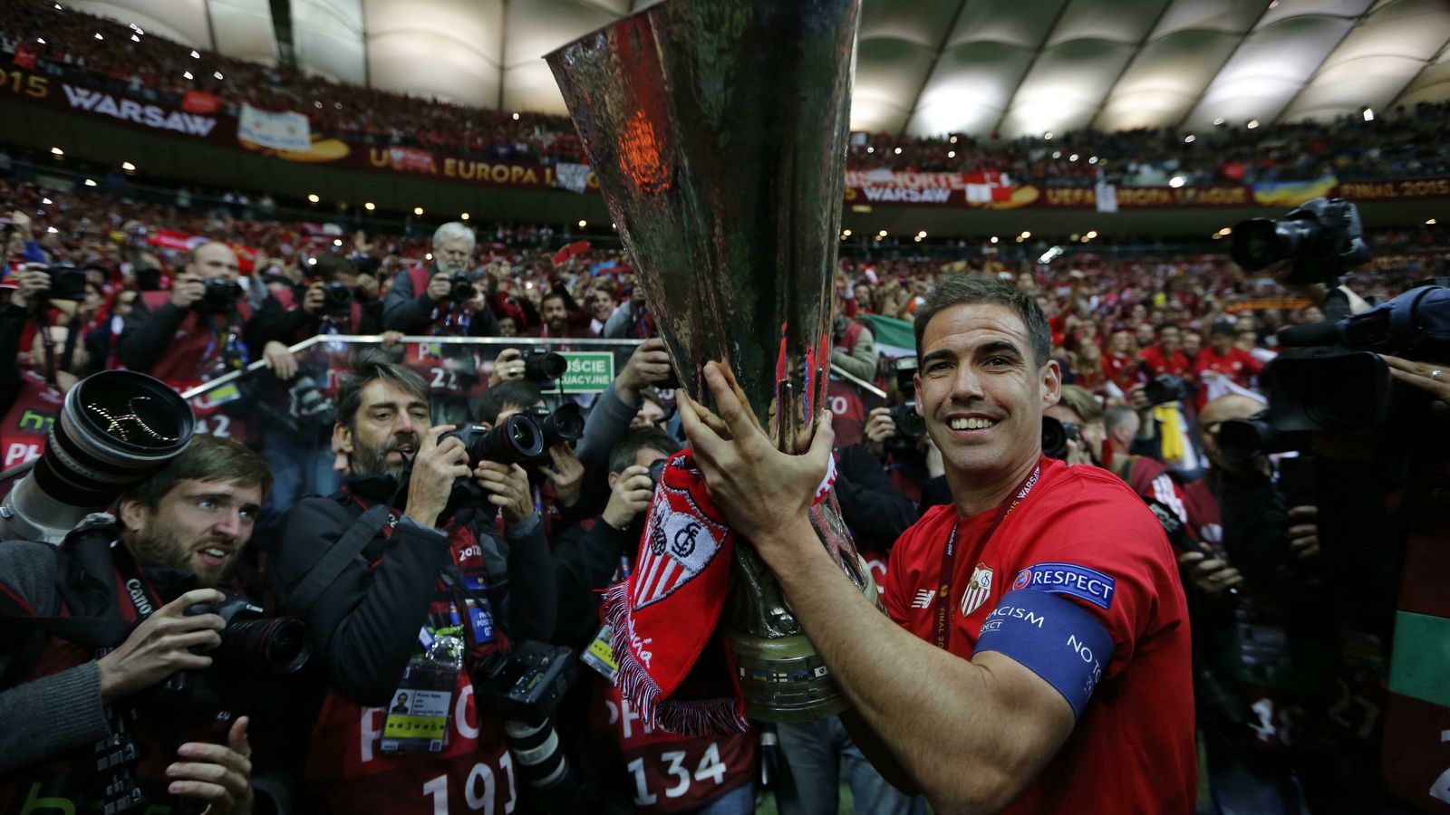 Fernando Navarro exhibe la copa de la UEFA en el estadio Nacional de Varsovia.