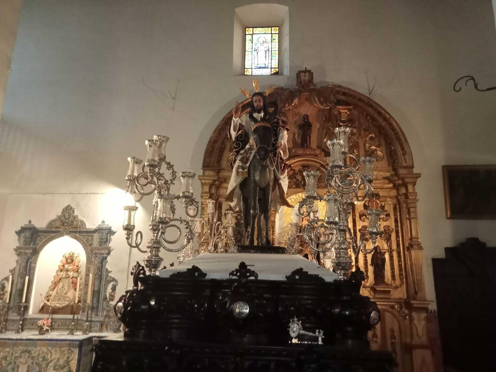 El paso de La Borriquita de Huelva, listo para su salida extraordinaria.