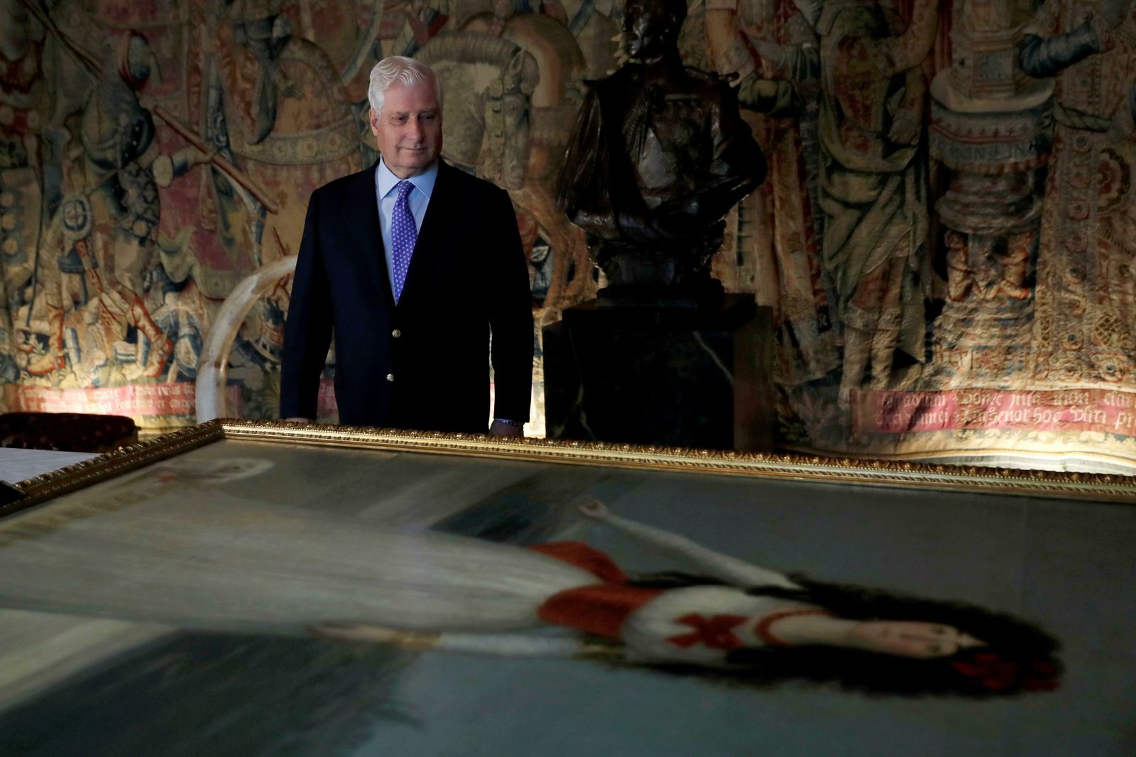 El XIX Duque de Alba, Carlos Fitz-James Stuart, contempla el retrato de Goya a su antepasada.