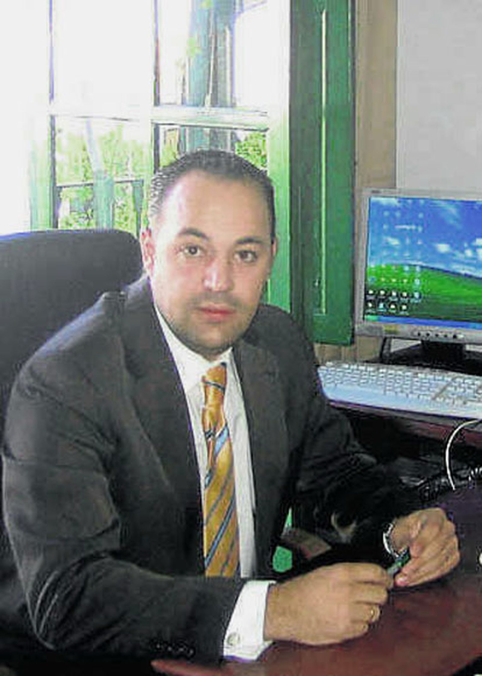 El alcalde usa el voto de calidad para aprobar su sueldo y "expulsa" al ex regidor socialista