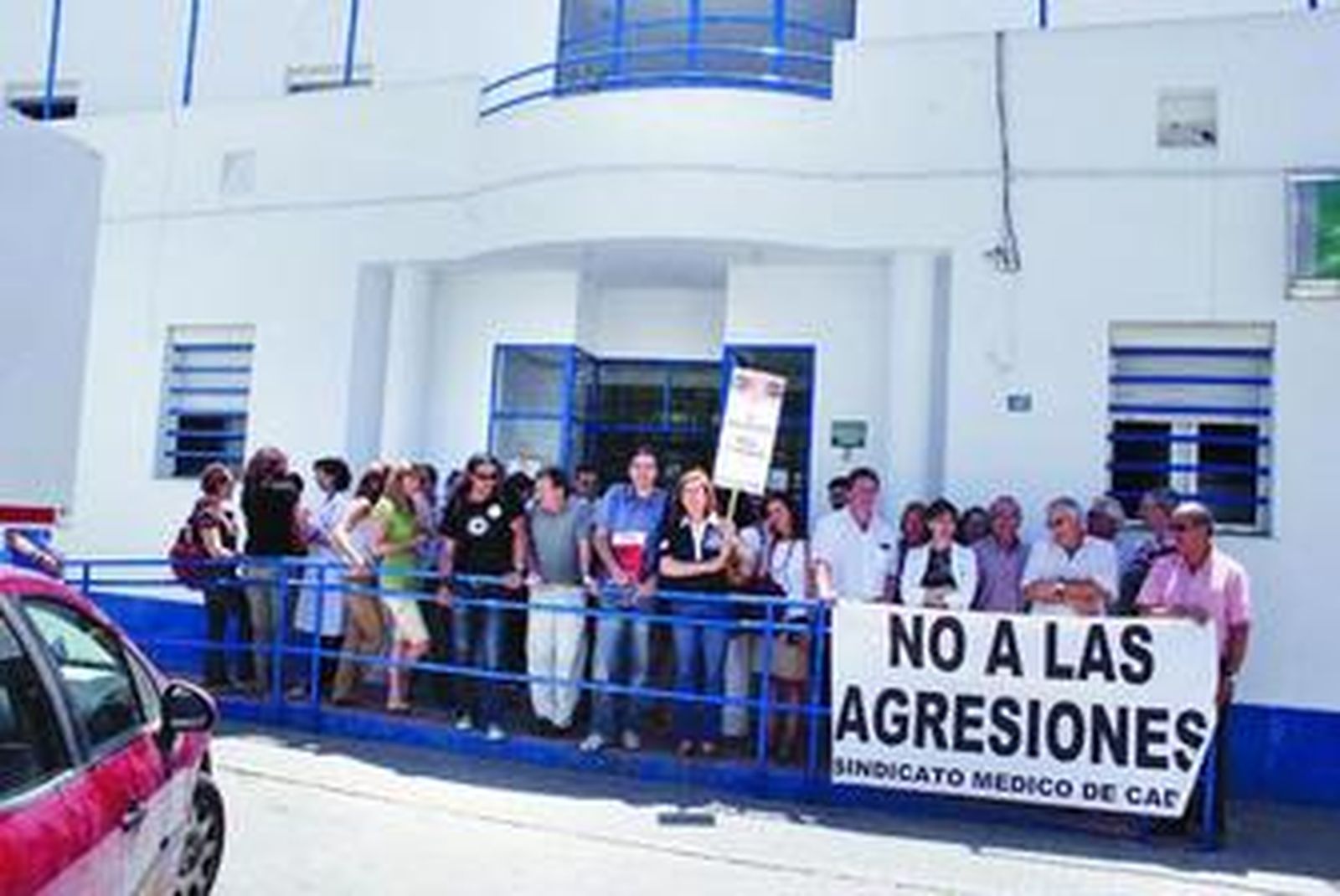 El personal de Pinillo Chico se concentró contra las agresiones de algunos usuarios en el centro de salud.
