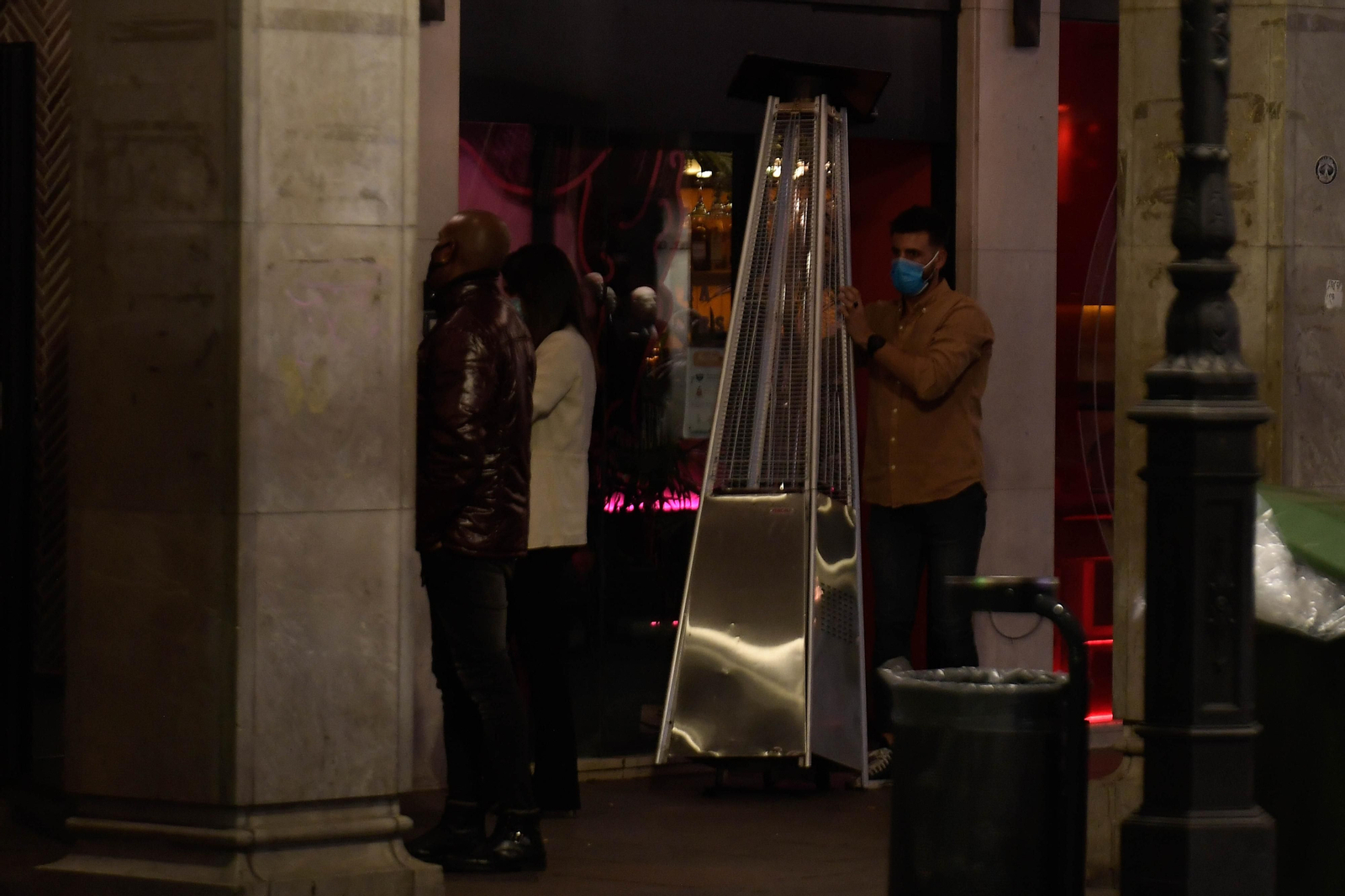 Fotos de los bares de Granada cerrando a las 22:00 horas