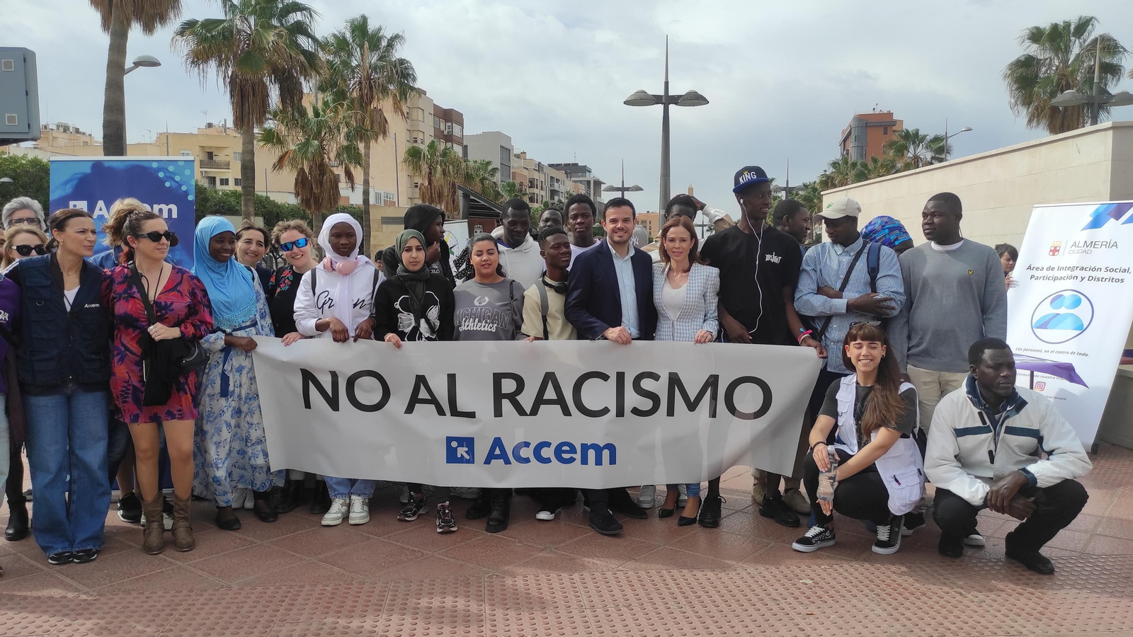 "No al racismo", una de las pancartas que pudieron verse en la Rambla