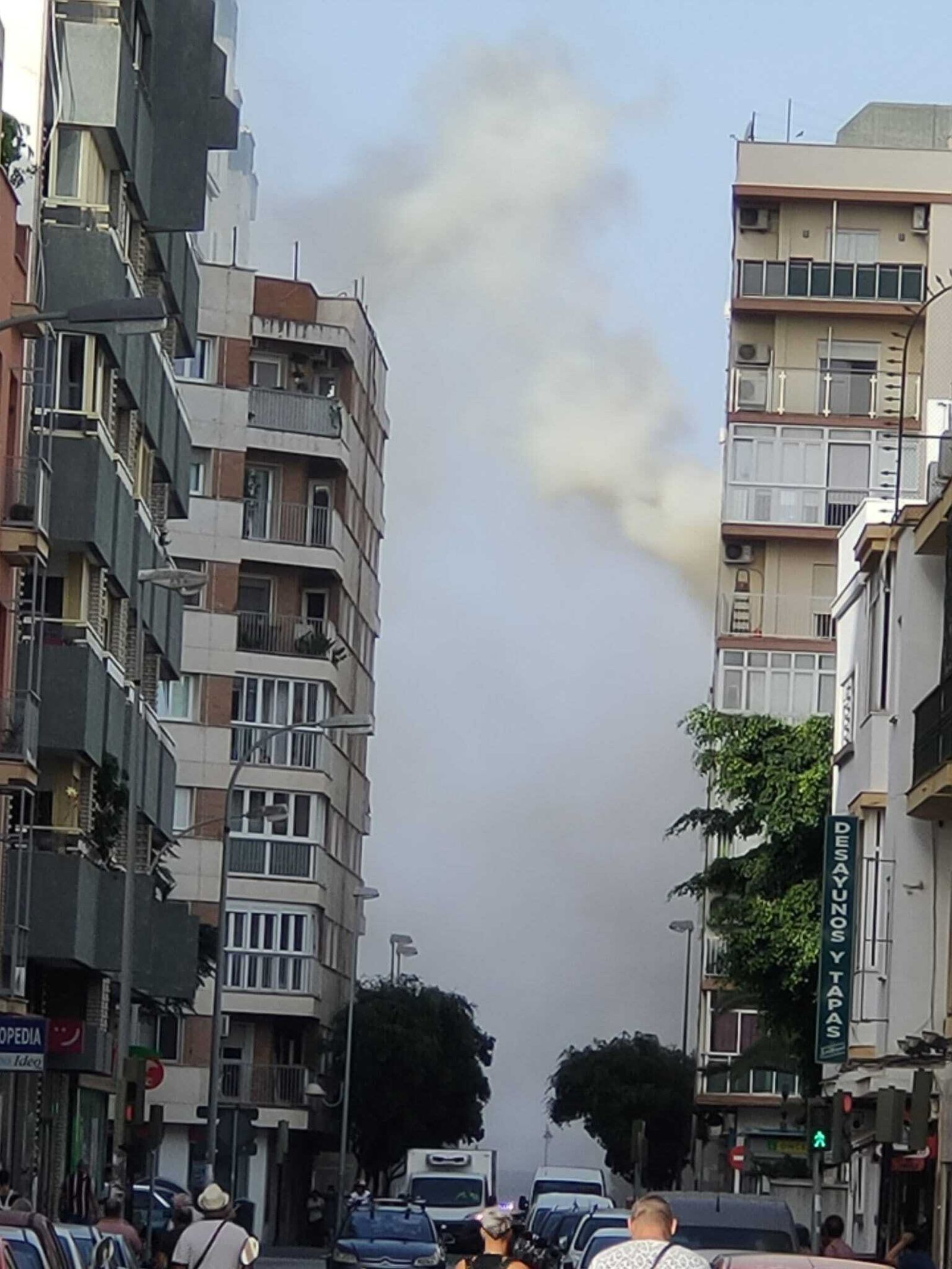 El humo visible en la calle Brasil.