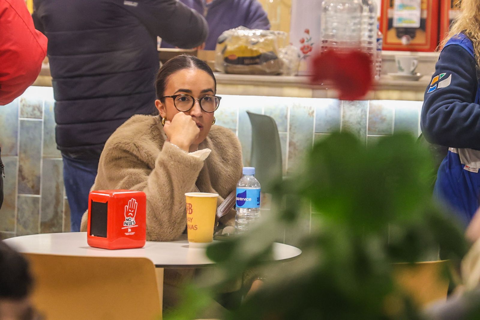 Imágenes en el Hogar del Pensionista de Adamuz en el que los familiares recibieron ayuda e información