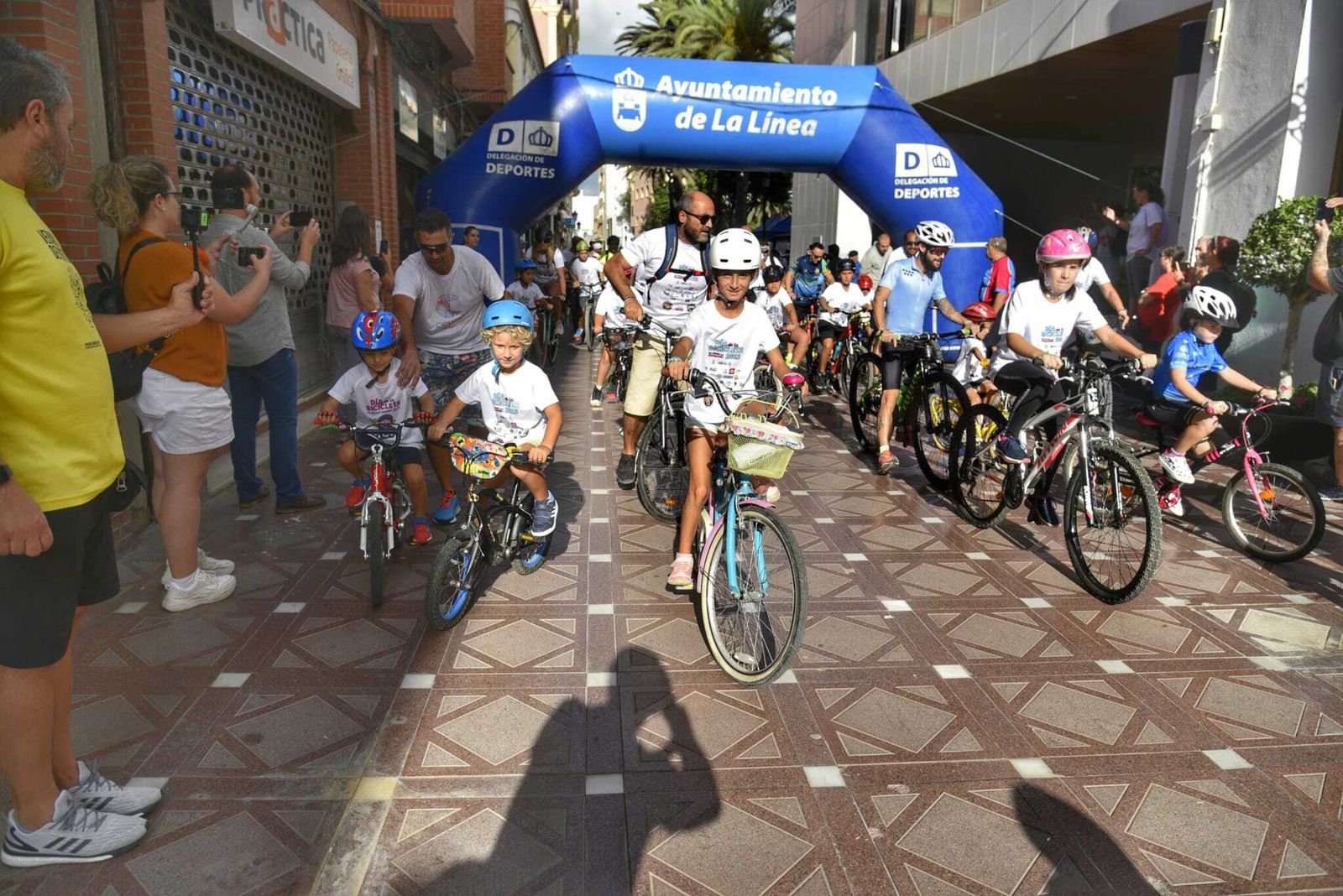 La salida de la marcha del Día de la Bicicleta, en La Línea, este domingo.