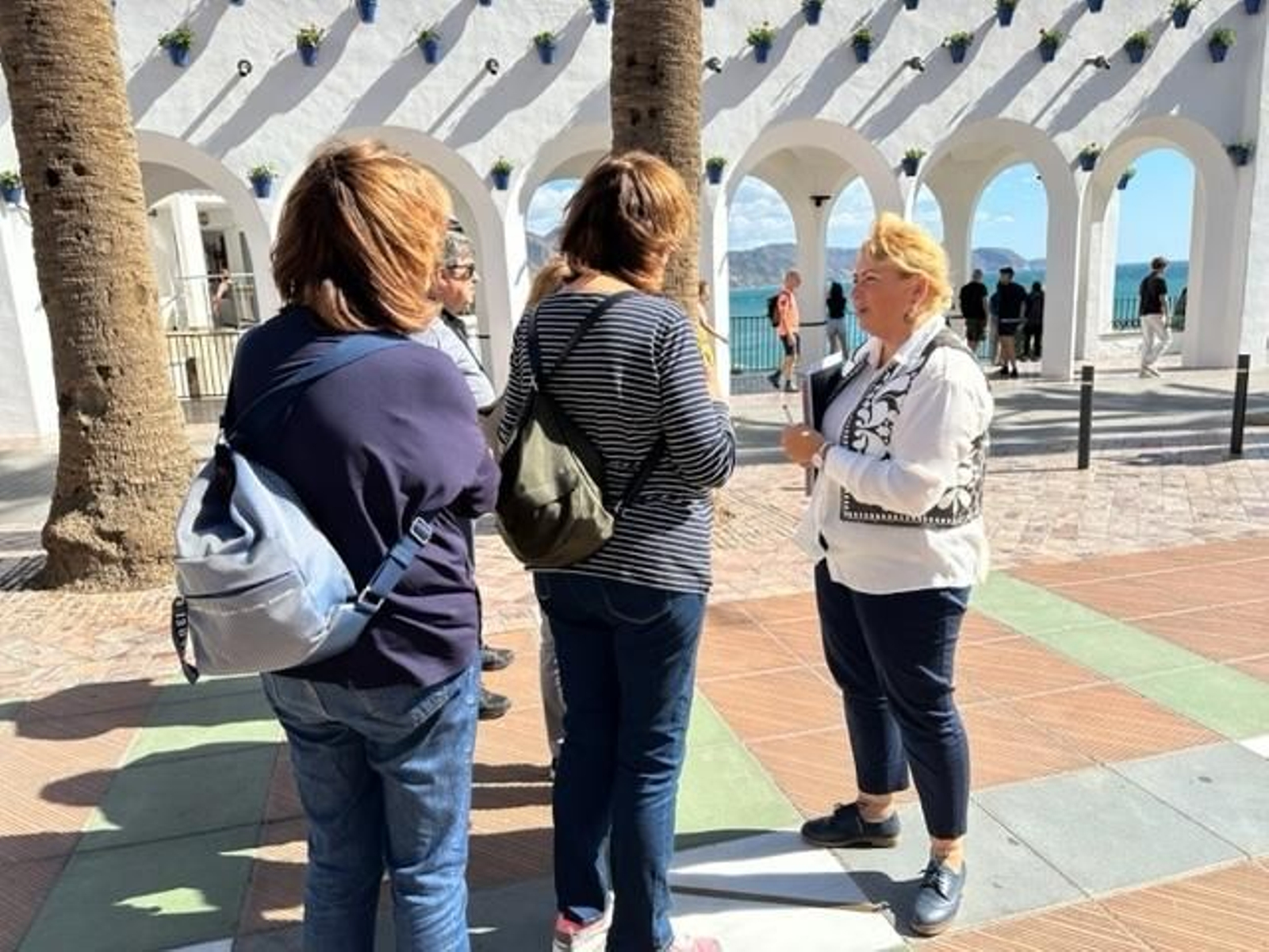 La concejala de Turismo, Ana María Muñoz, con algunos turistas de la zona La concejala de Turismo, Ana María Muñoz, con algunos turistas de la zona