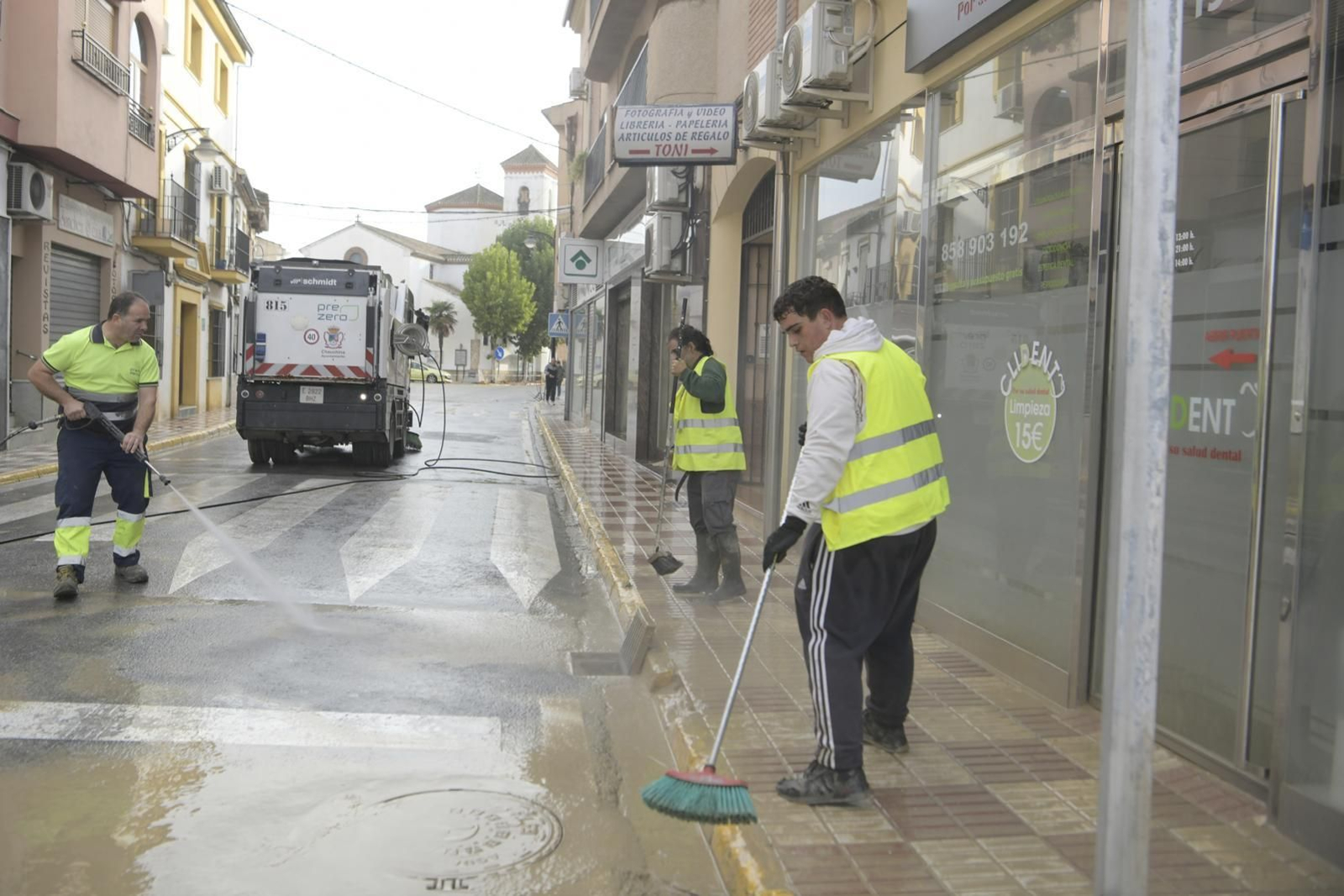 Fotos: Lucha contra el lodo en Chauchina tras los estragos de la DANA