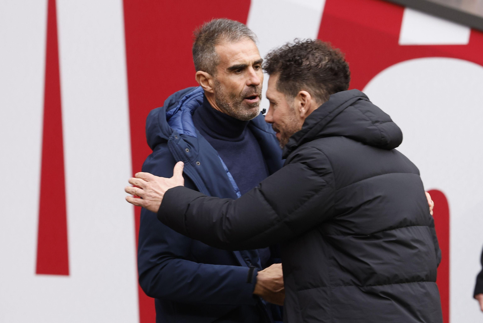 Gaizka Garitano y el Cholo Simeone se saludan antes del comienzo del encuentro en el Cívitas Metropolitano.