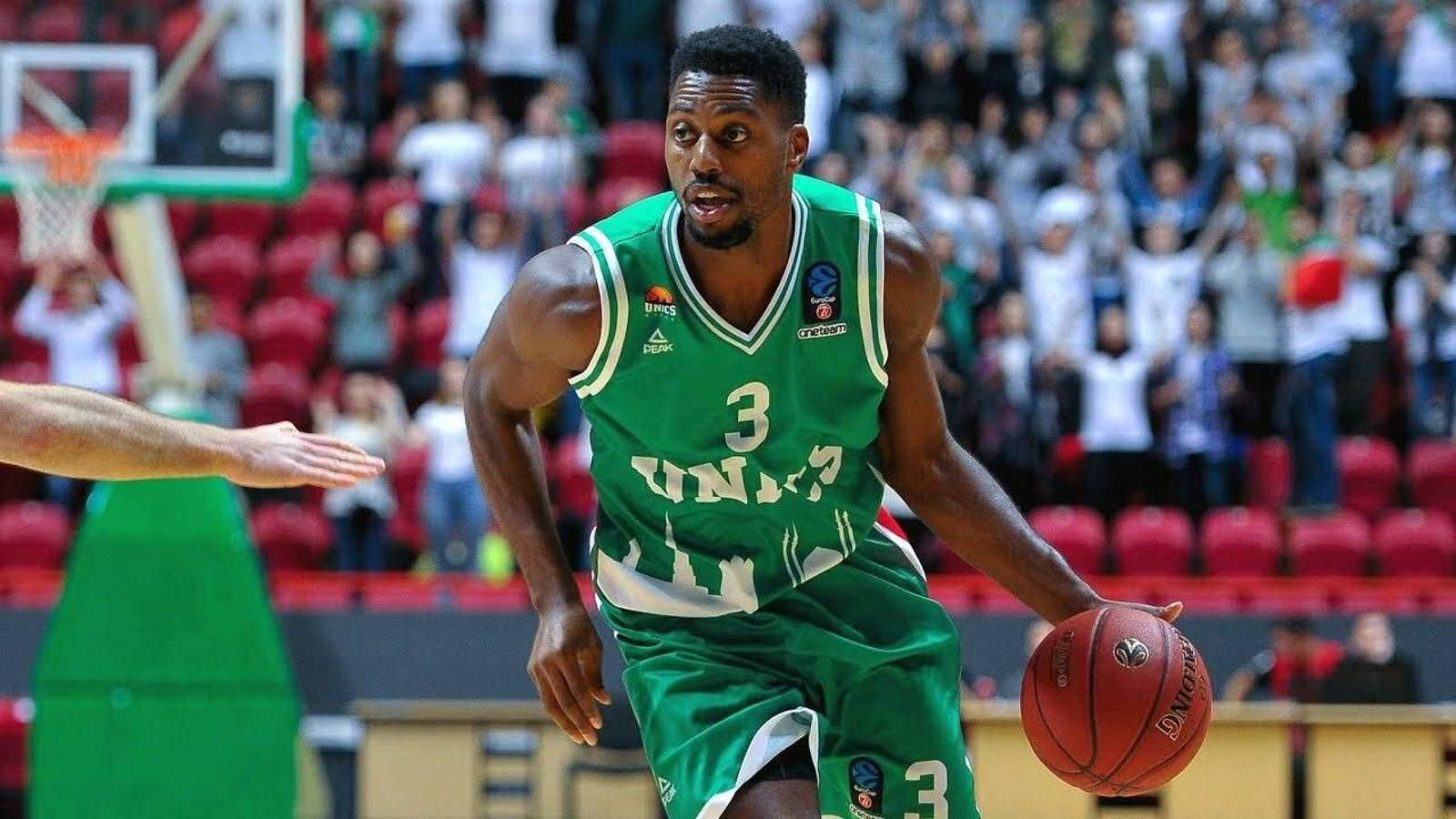 Melvin Ejim, en un partido con el Unics Kazán.