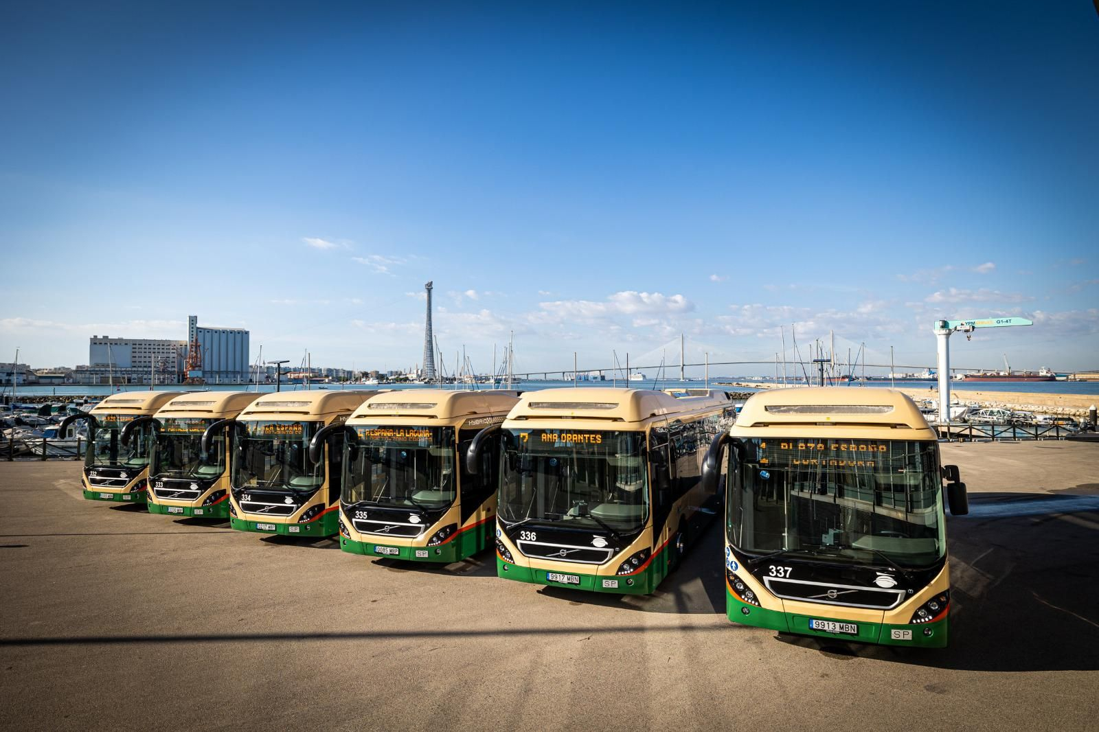 Presentación de los nuevos autobuses urbanos híbridos para Cádiz