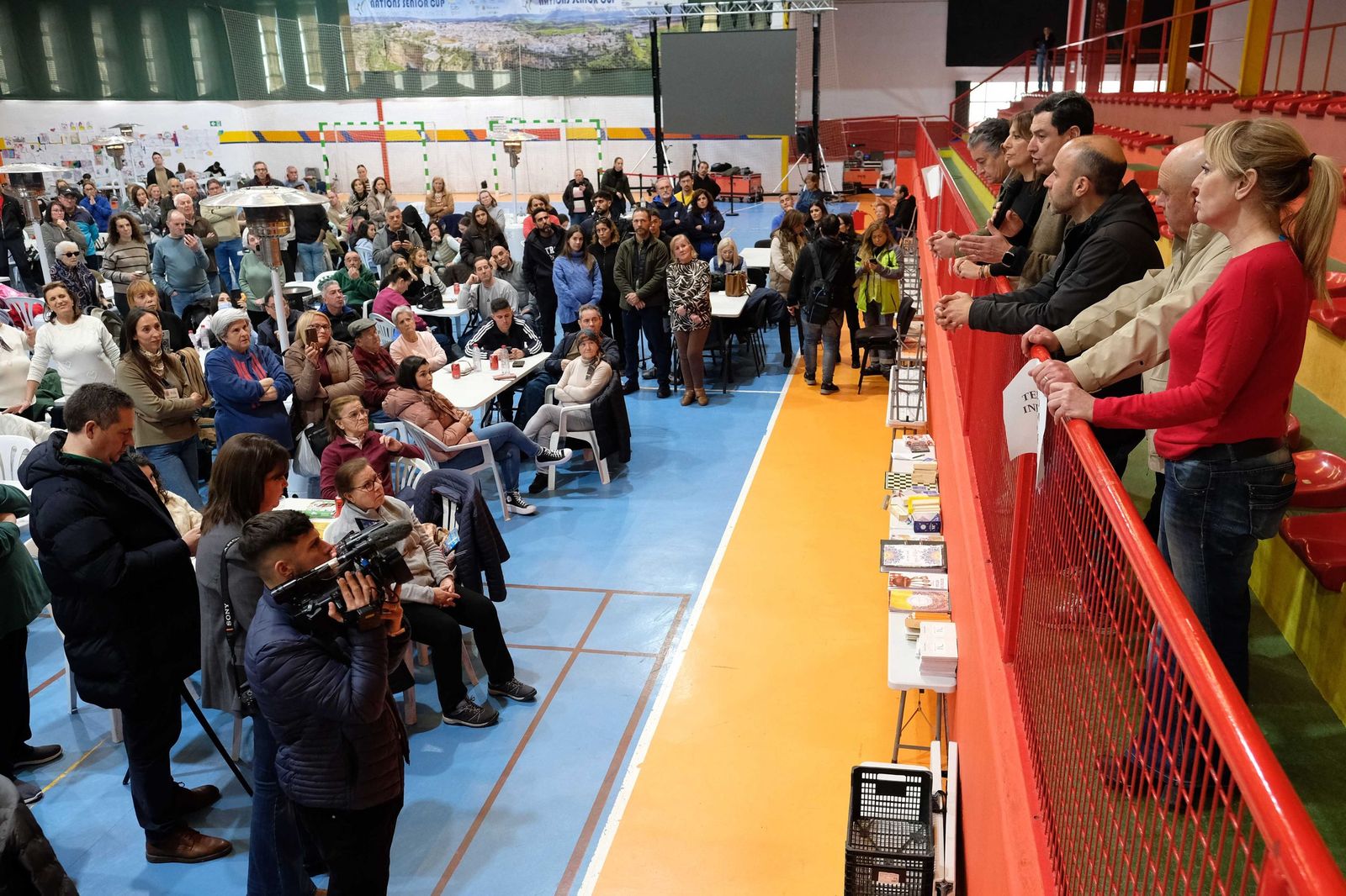 Visita de Juanma Moreno a los vecinos desalojados de Grazalema. En el pabellón El Fuerte de Ronda, algunos niños y jóvenes en edad escolar