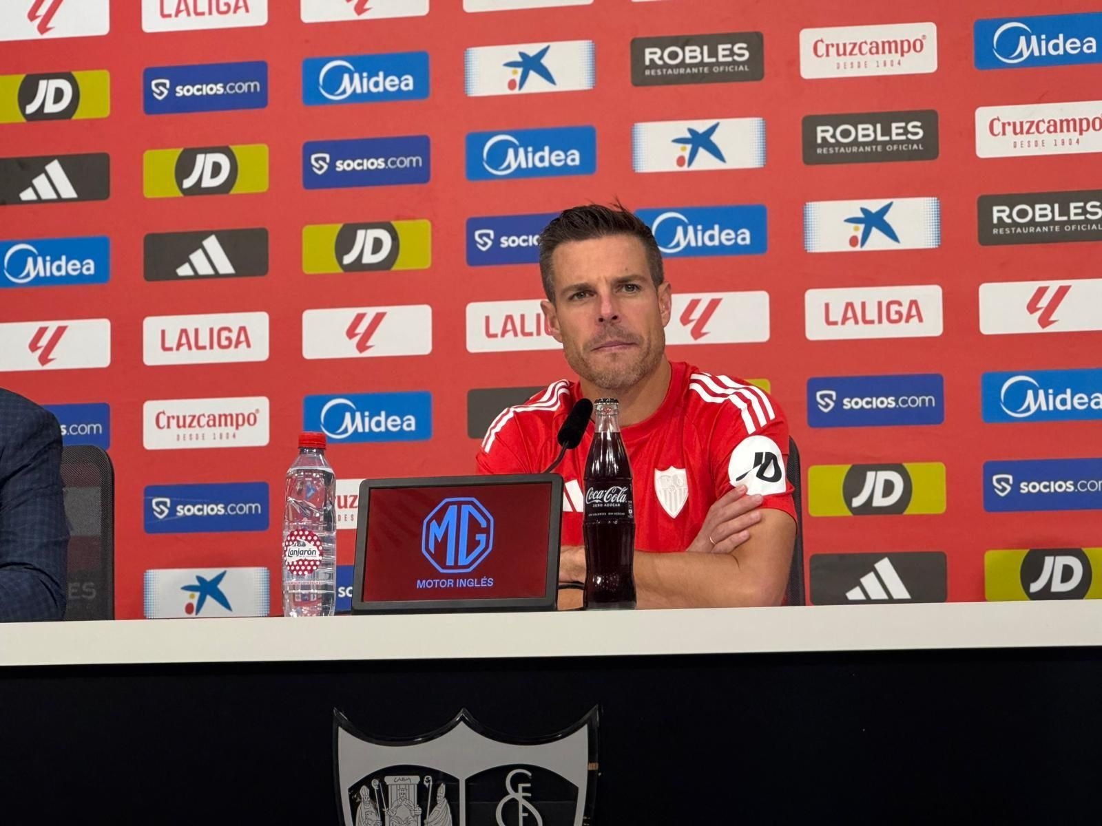 Azpilicueta atiende a la prensa en la ciudad deportiva sevillista.