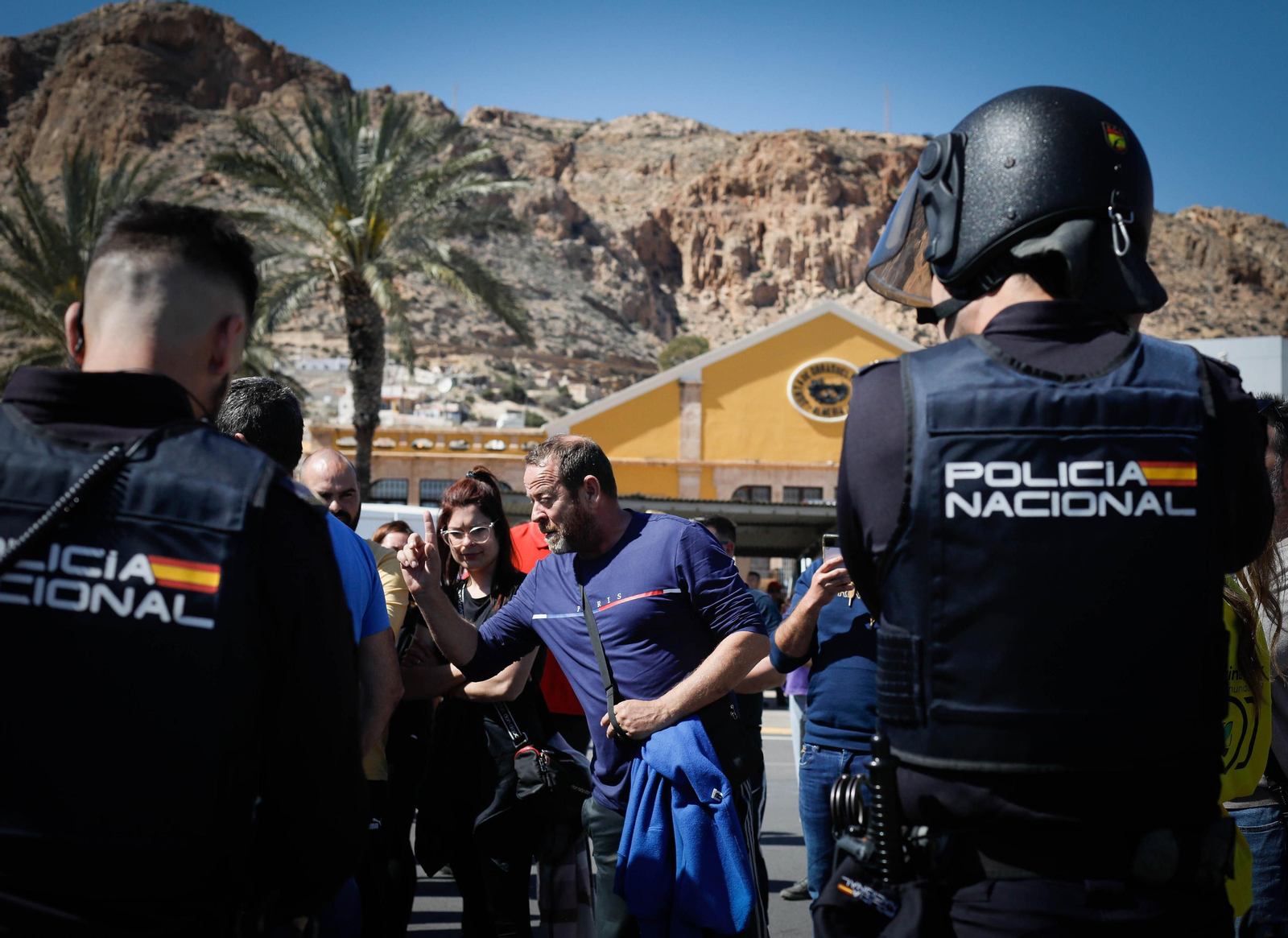 Los agricultores colapsan el puerto de Almería