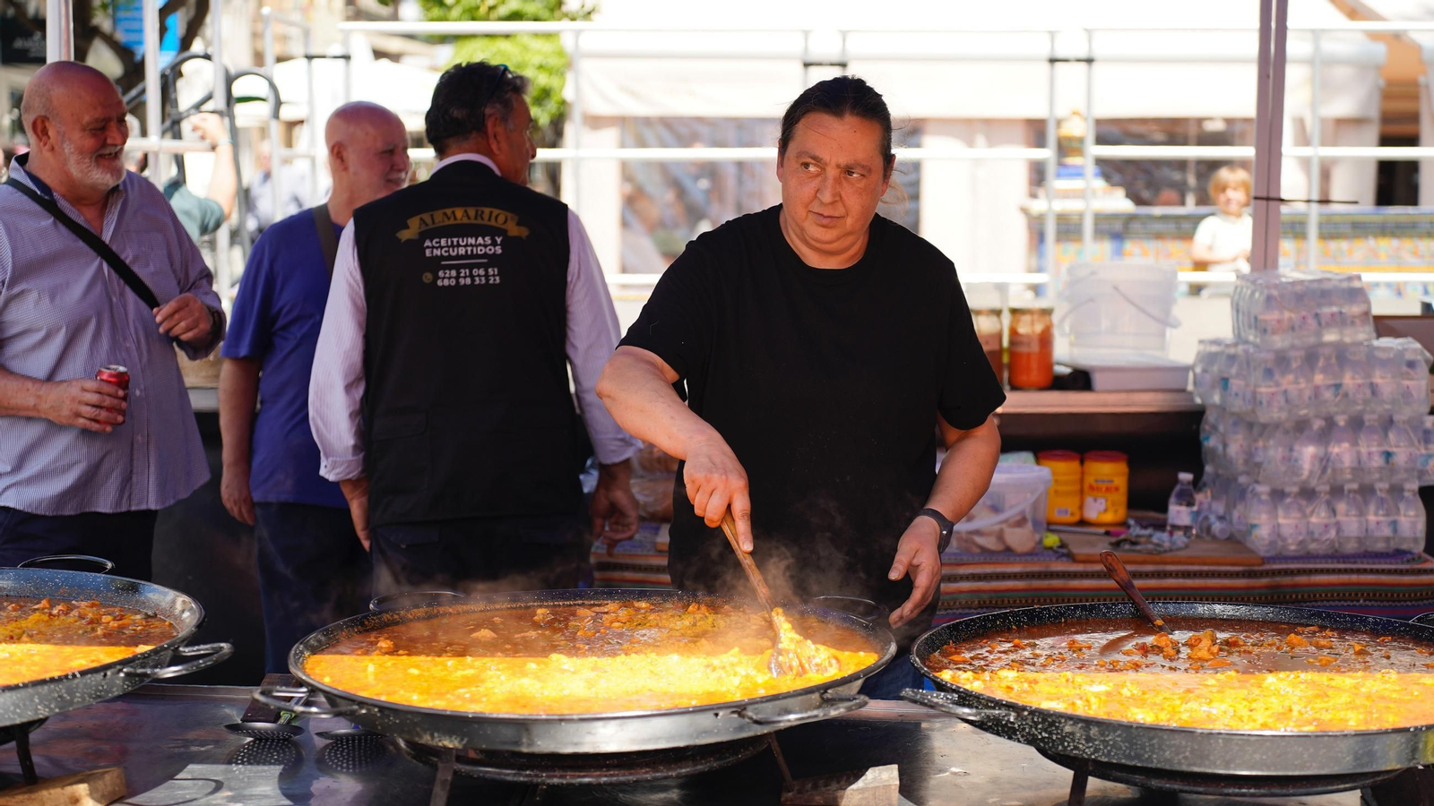 Muchas personas se reunen en la Plaza Alta, bailando y comiendo paella junto a la Feria de los Parques Naturales de Cádiz