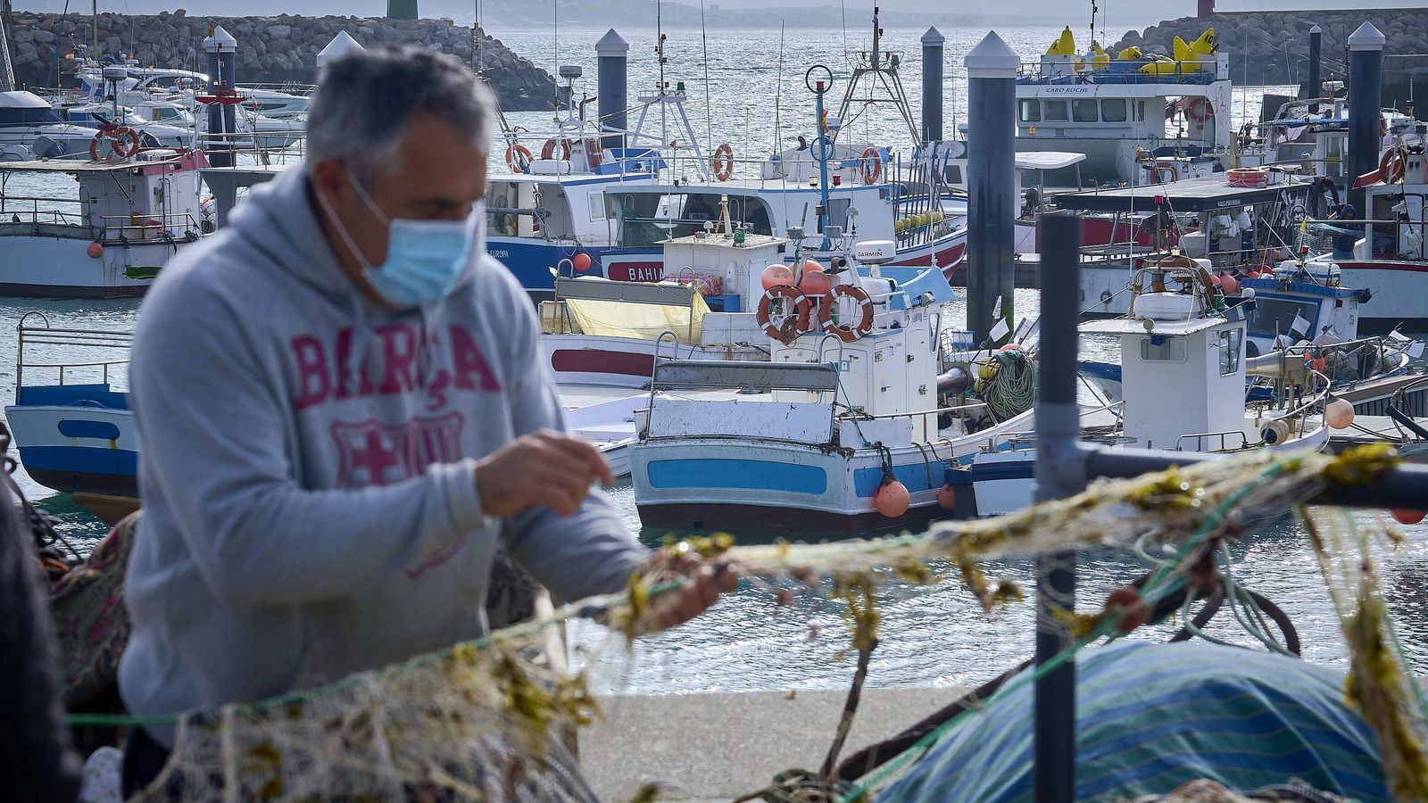 Un pescador en el puerto de Conil.