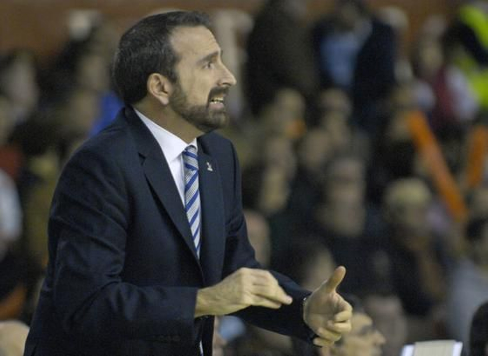 Joan Plaza da lecciones a sus jugadores.

Foto: Manuel Gómez