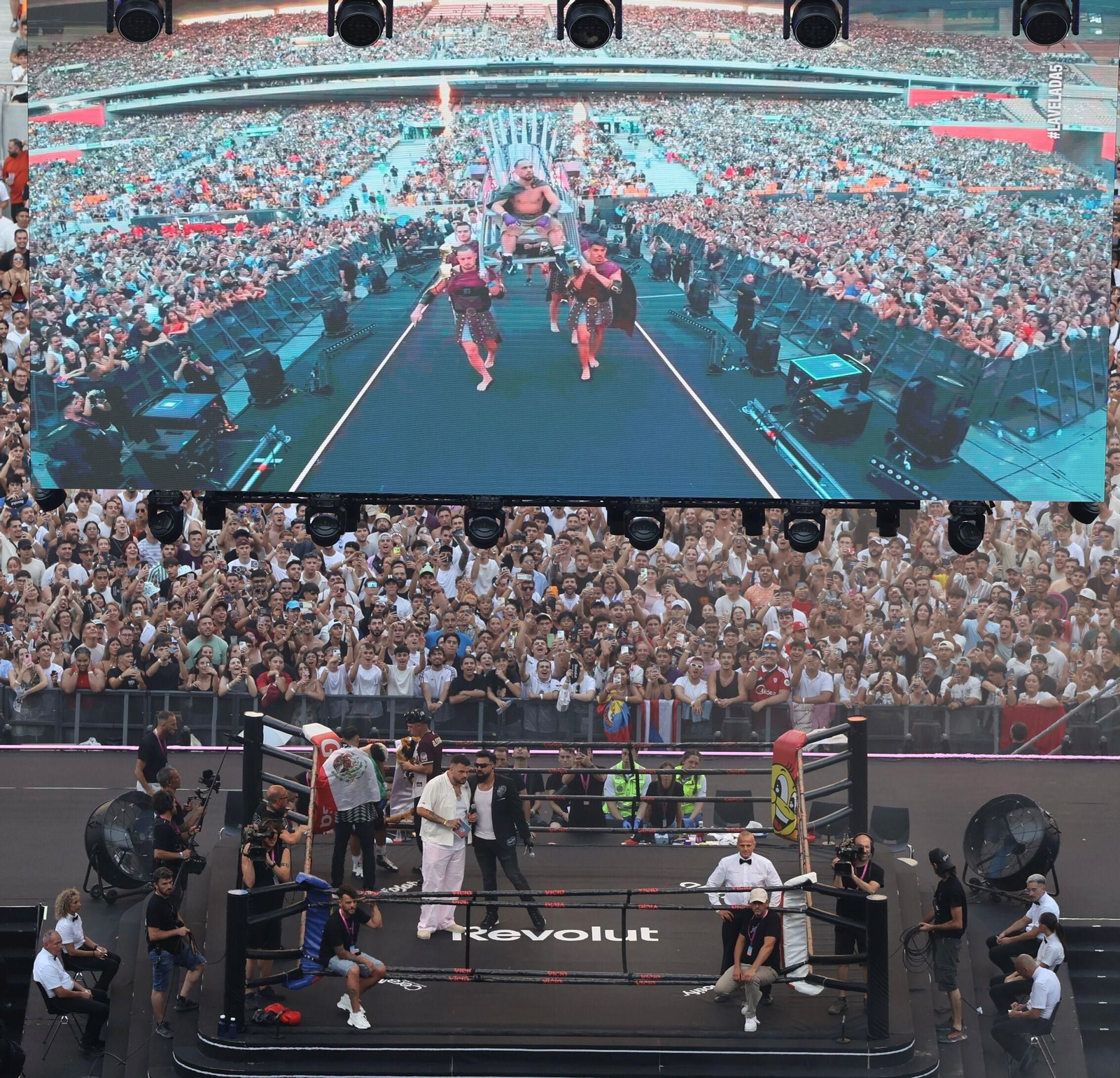 Las imágenes del lleno en el estado de la Cartuja por la Velada del Año 5