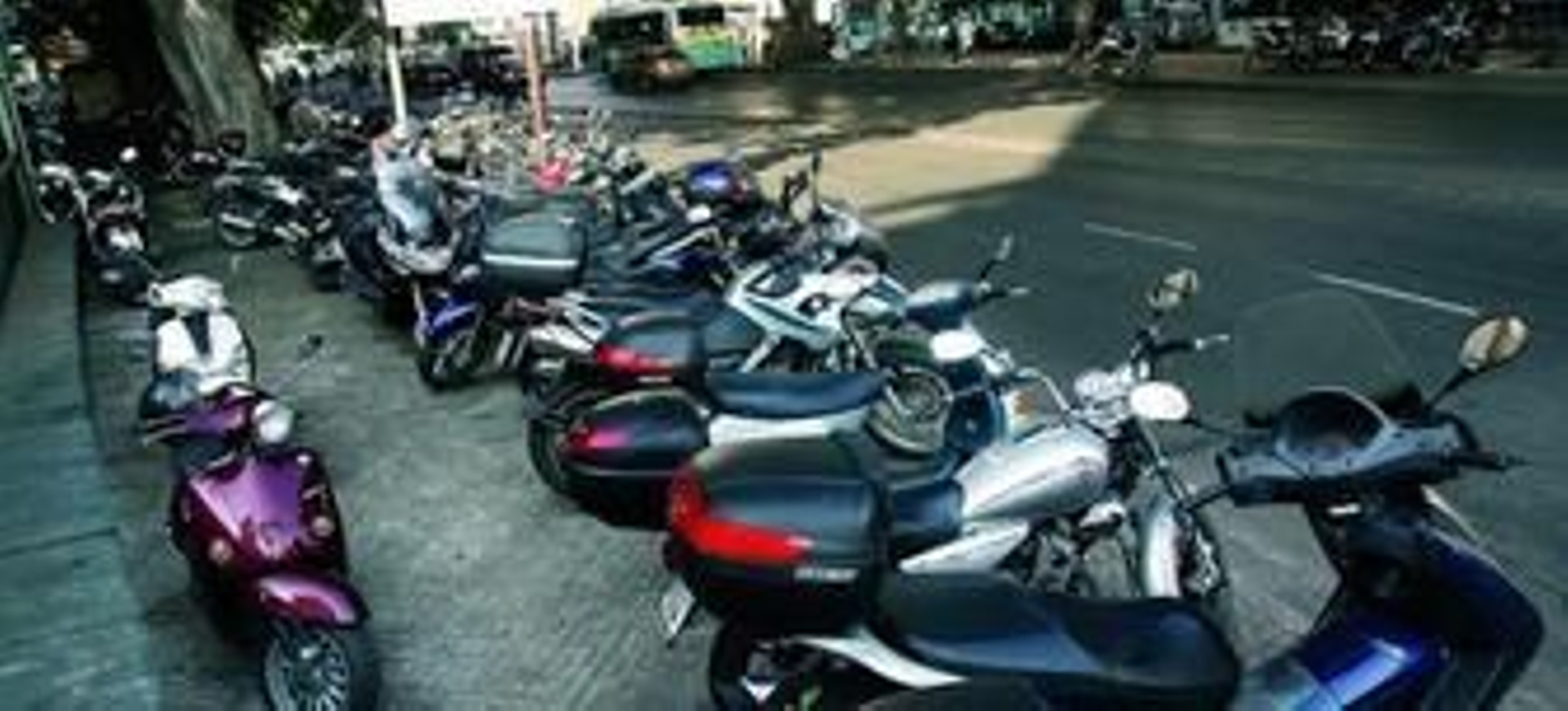 Decenas de motos aparcadas ayer sobre una de las aceras de la Alameda Principal.