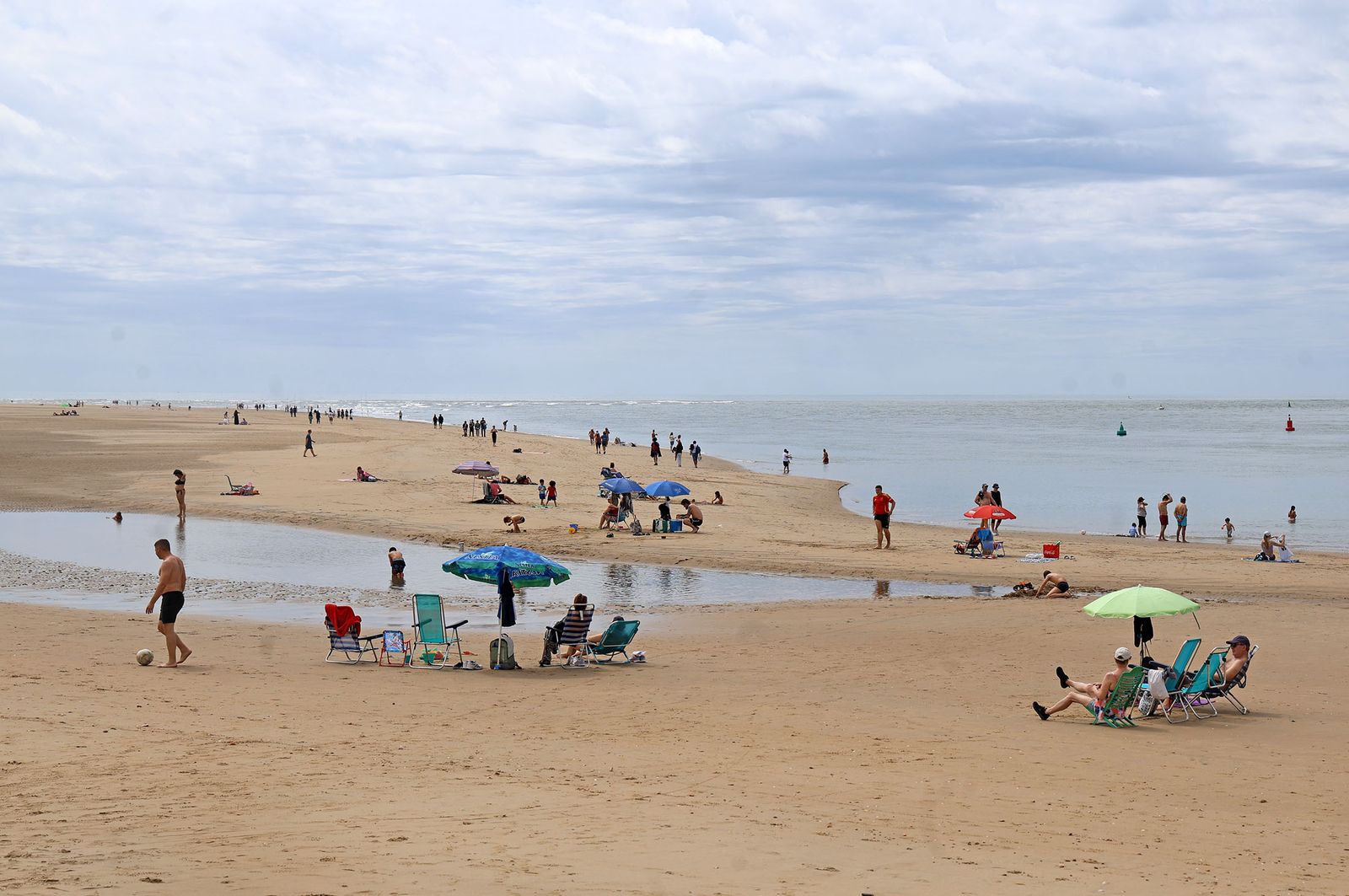 Imágenes del ambiente en la playa de El Portil durante la mañana del 1 de mayo