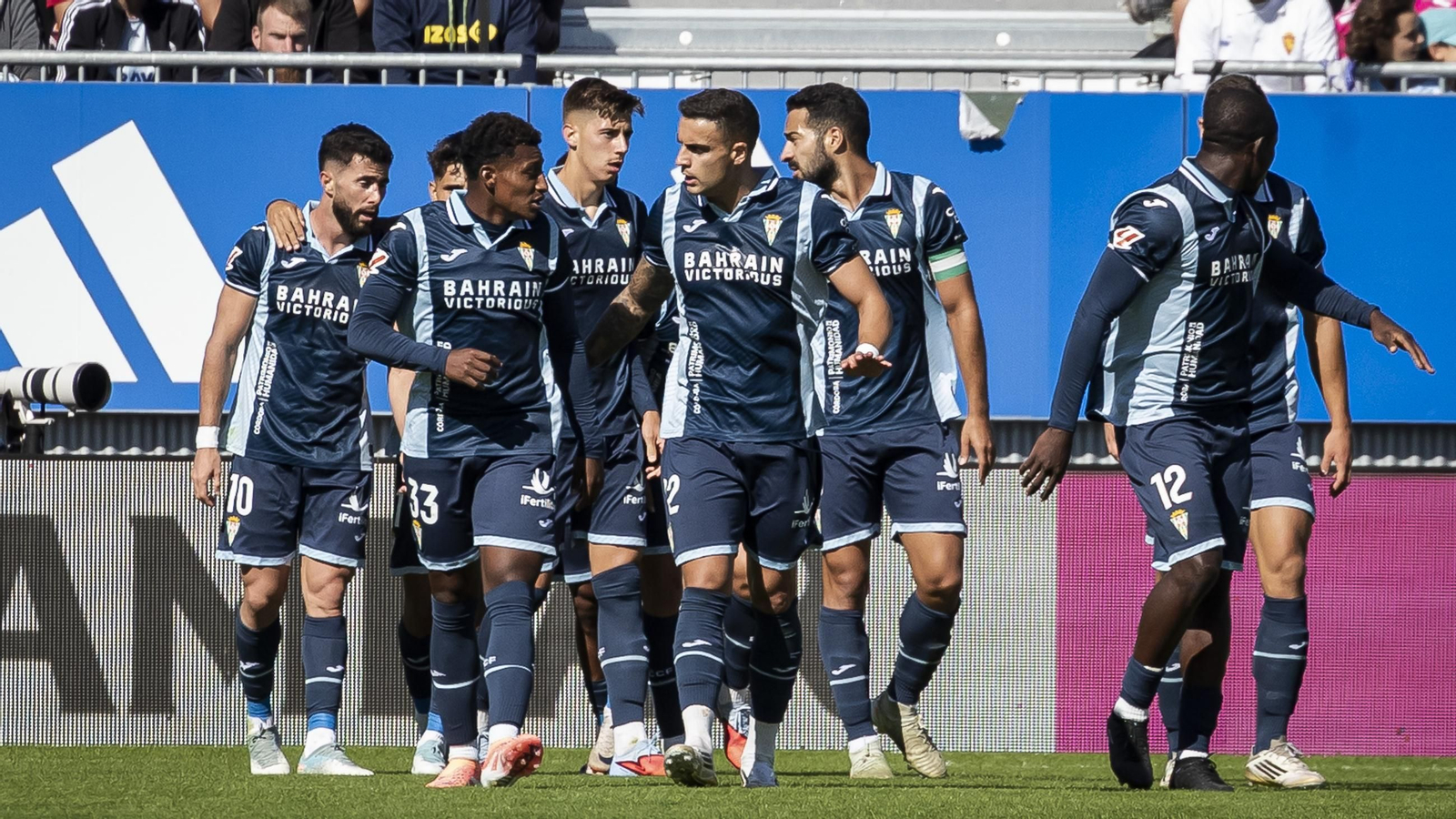 Los jugadores del Córdoba CF celebran el gol con el que ganaron en Zaragoza, su primer triunfo como visitante de esta temporada.