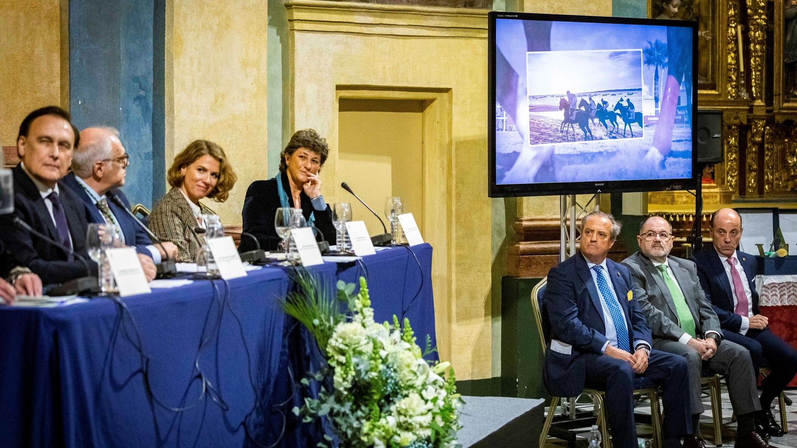 Los tres premiados ante la mesa presidencial.
