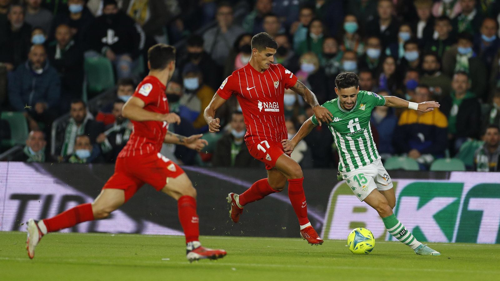 Lamela intenta frenar a Álex Moreno.