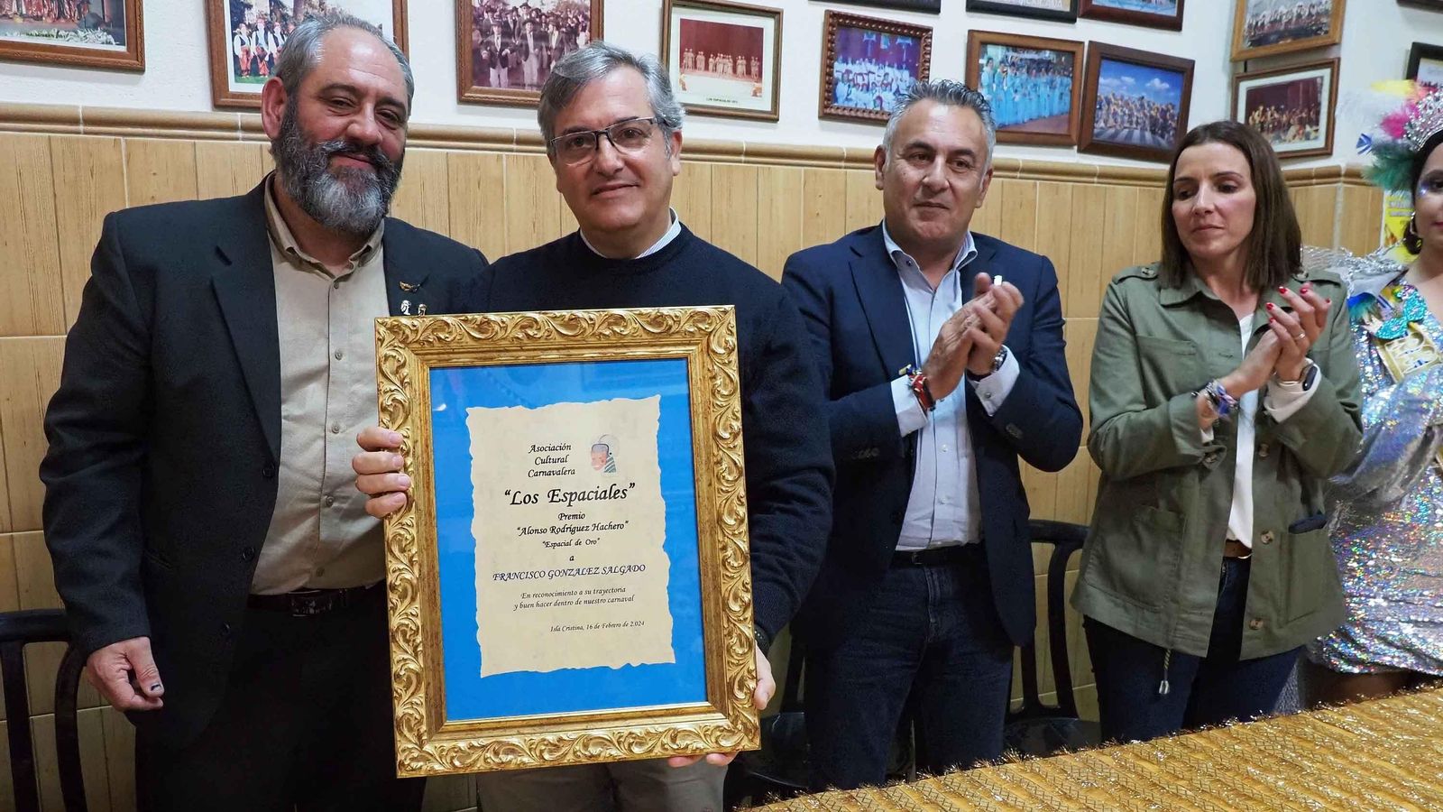 Francisco González Salgado sujeta el premio Alonso Rodríguez Hachero, en su categoría 'Espacial de Oro' Francisco González Salgado sujeta el premio Alonso Rodríguez Hachero, en su categoría 'Espacial de Oro'