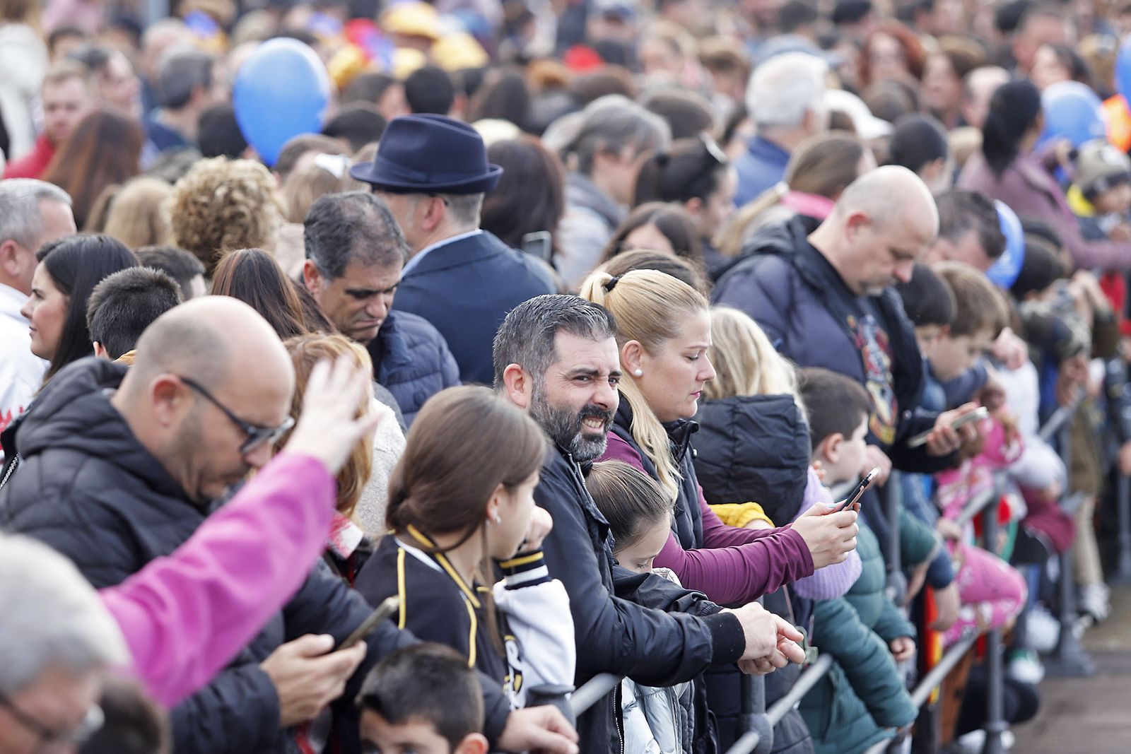 Imágenes de la mágica llegada de los Reyes Magos y la Estrella de la Ilusión a Huelva en barco