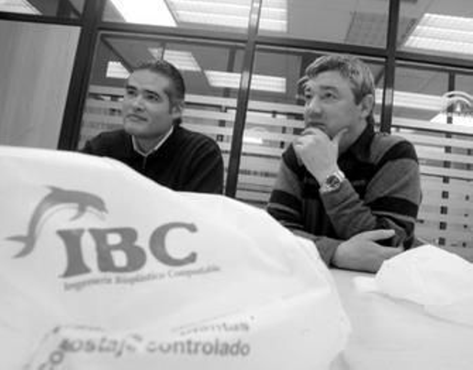 Germán Díaz y José Ángel Fuentes junto a las bolsas de compostaje, en la sala de reuniones del Cade.